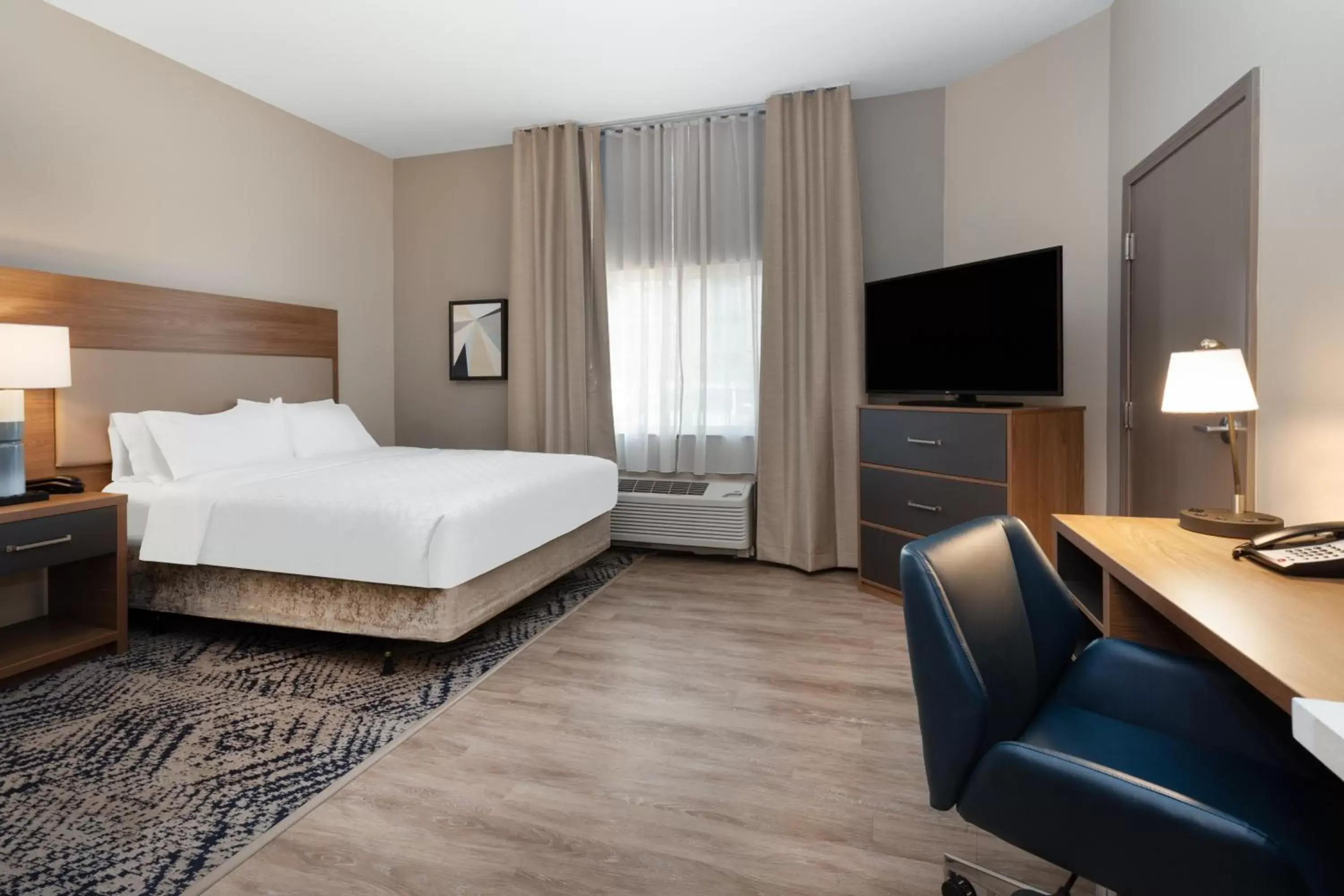 Bed, TV/Entertainment Center in Candlewood Suites Grand Junction, an IHG Hotel