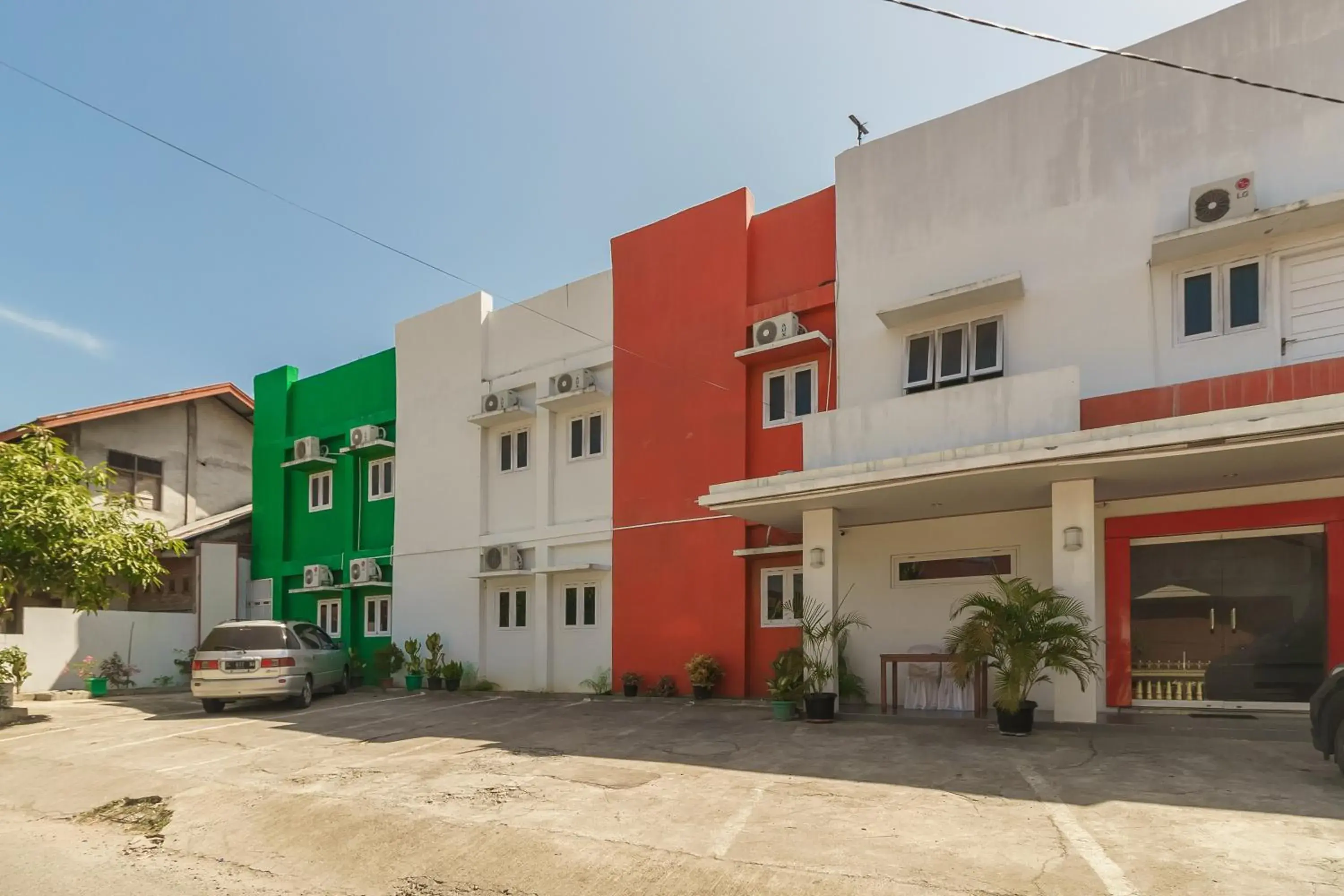 Facade/entrance, Property Building in RedDoorz Syariah @ Panglima Nyak Makam Aceh