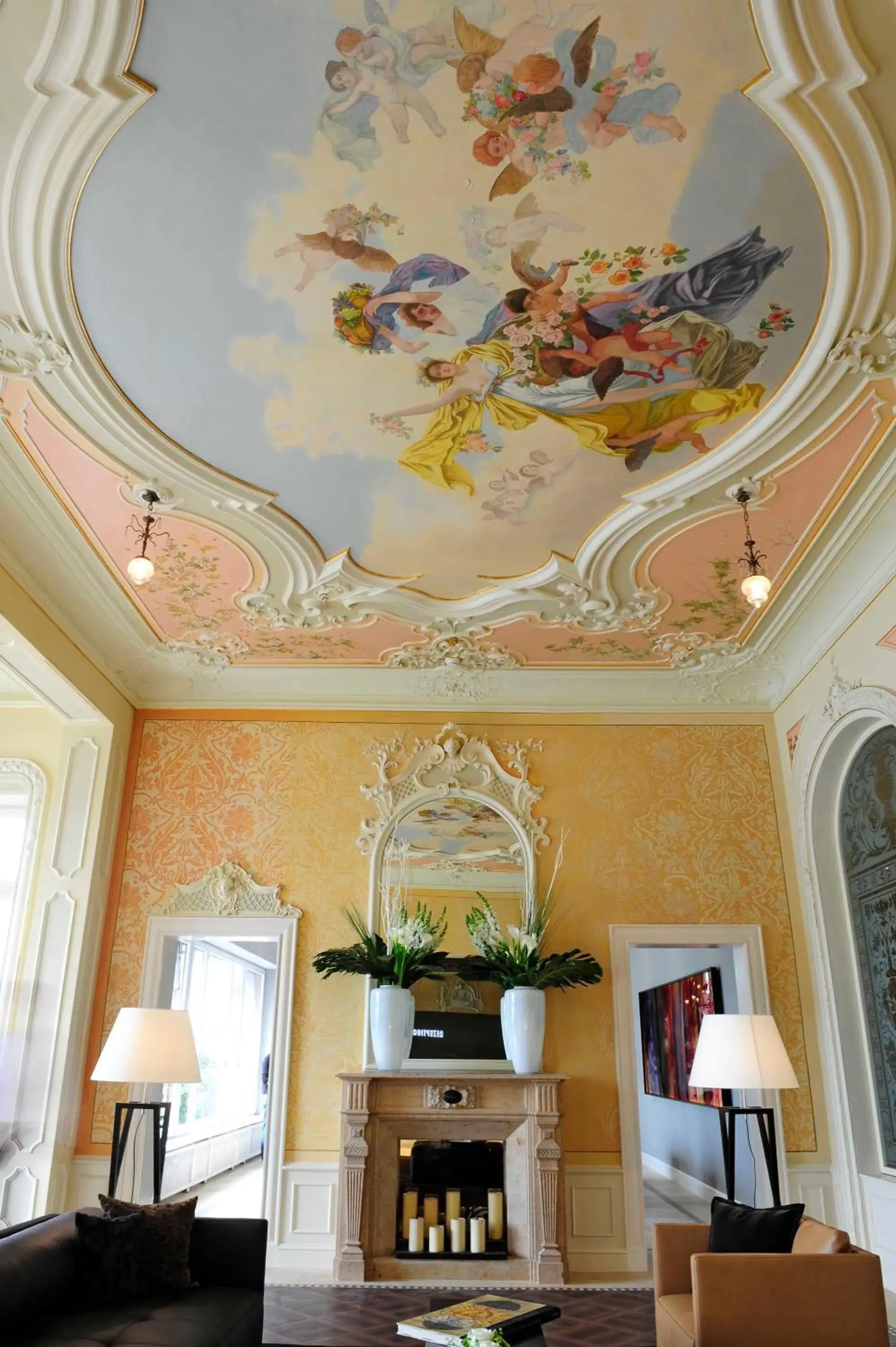 Living room, Dining Area in Hotel Vitznauerhof