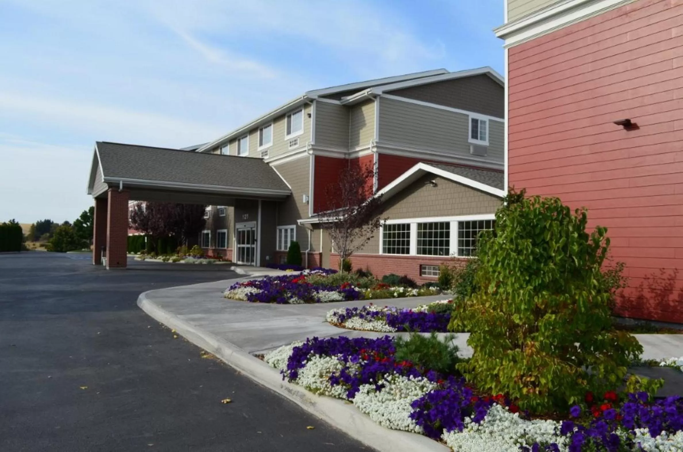 Property building in Coast Hilltop Inn