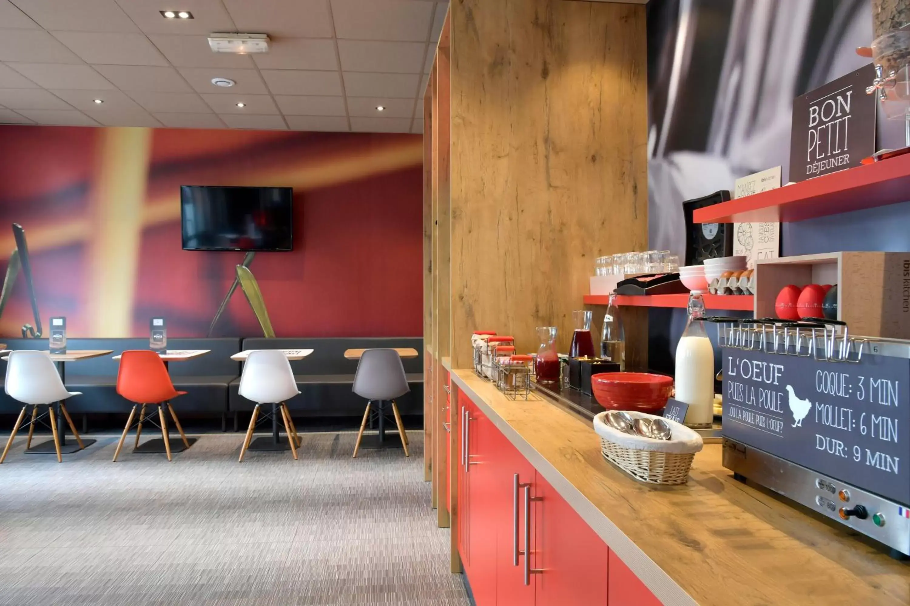 Staff, Lounge/Bar in ibis Saint Quentin Basilique