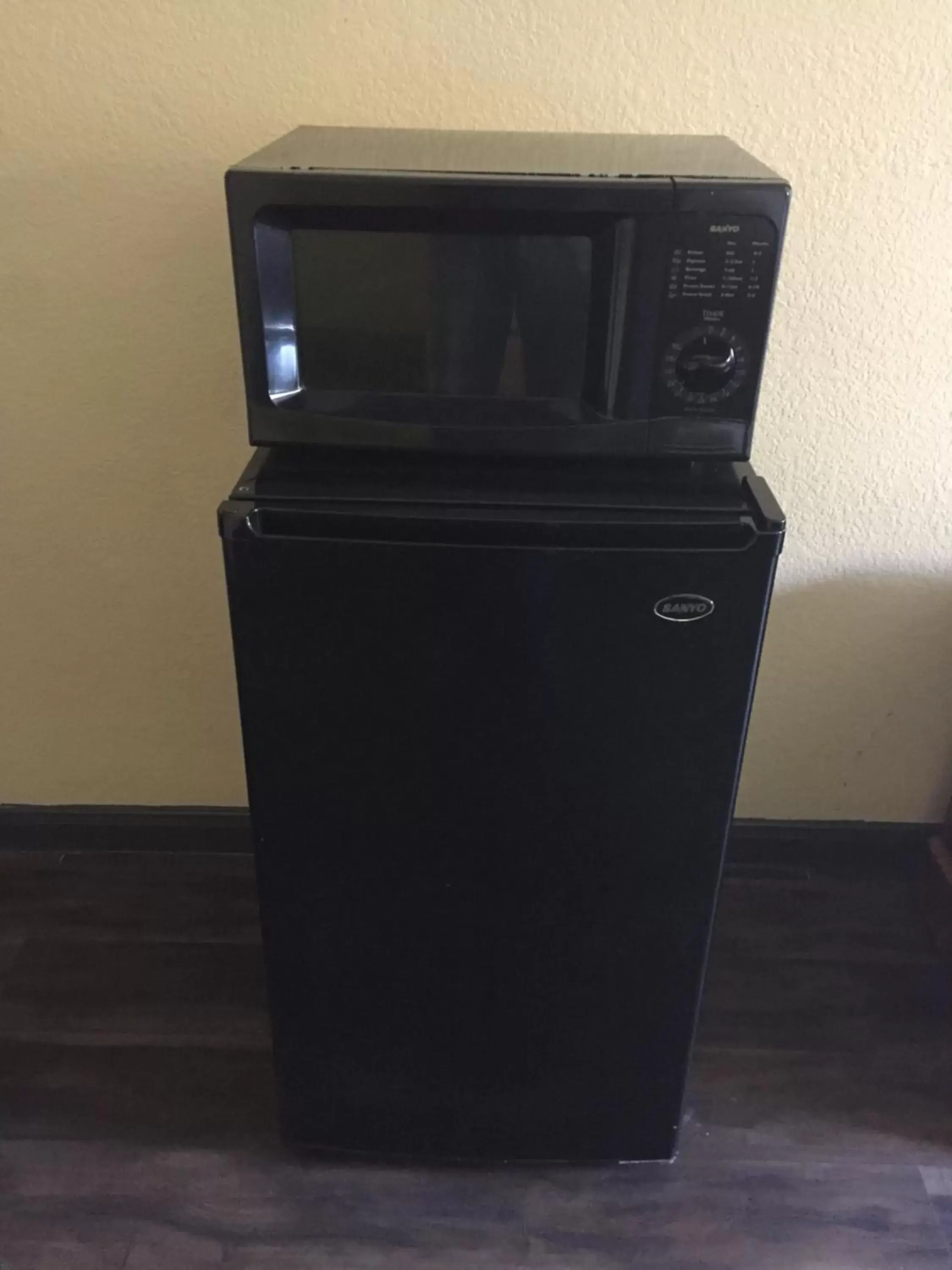 2 Queen Beds, Mobility Accessible Room, Bathtub w/Grab Bars, Non-Smoking in Super 8 by Wyndham Intercontinental Houston TX 2 Queen Beds, Mobility Accessible Room, Bathtub w/Grab Bars, Non-Smoking in Super 8 by Wyndham Intercontinental Houston TX