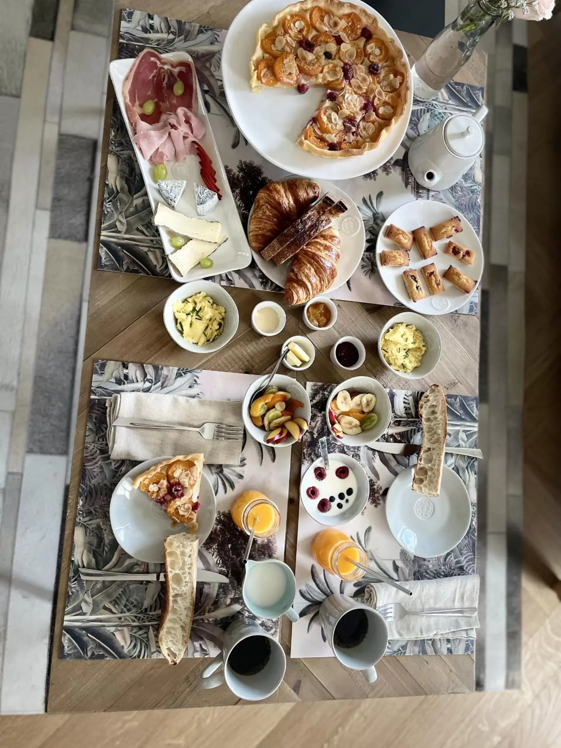 Breakfast in Château de Neyran chambre d'hôtes & Spa
