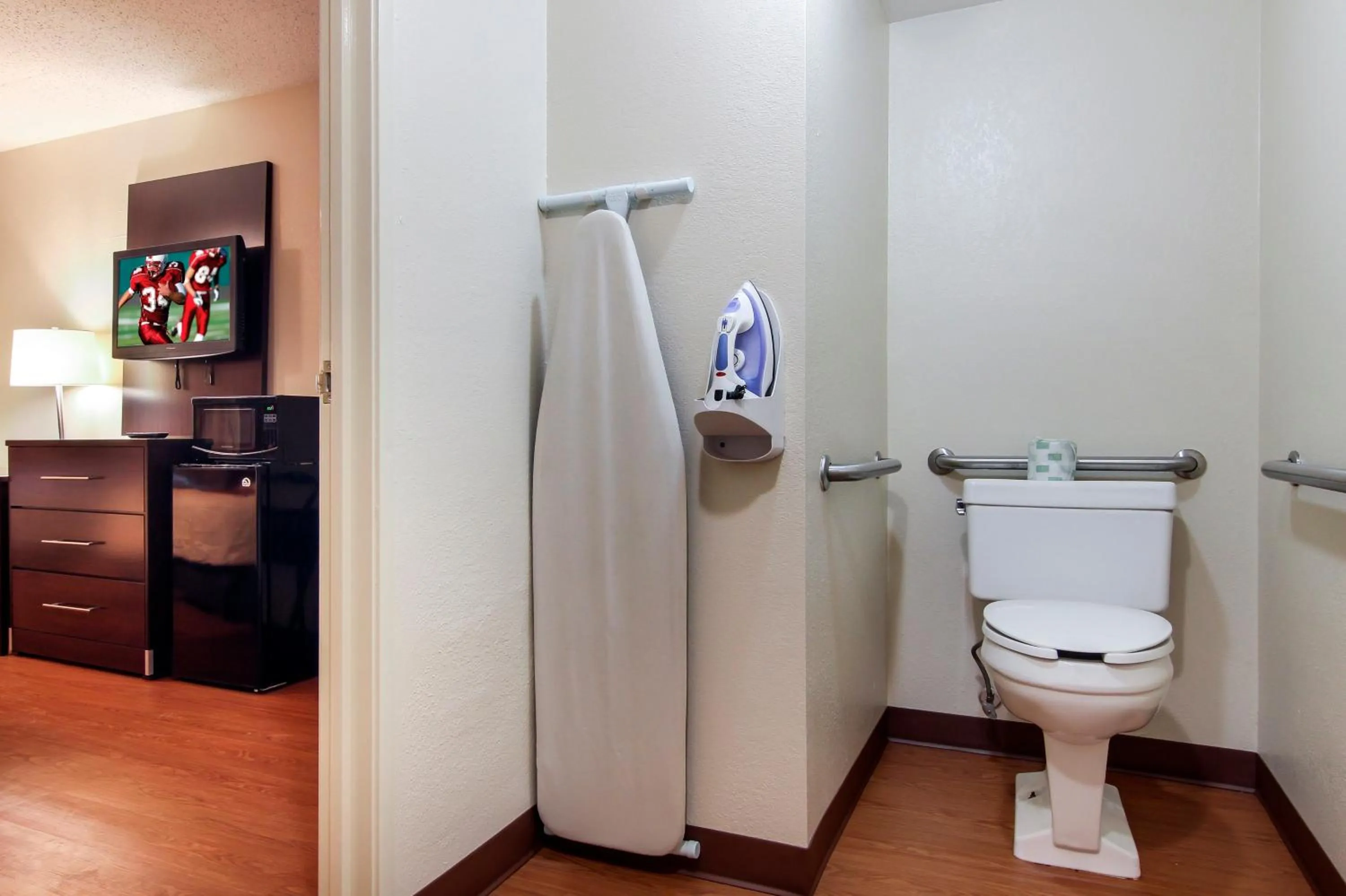 Bathroom in Red Roof Inn Detroit - Troy