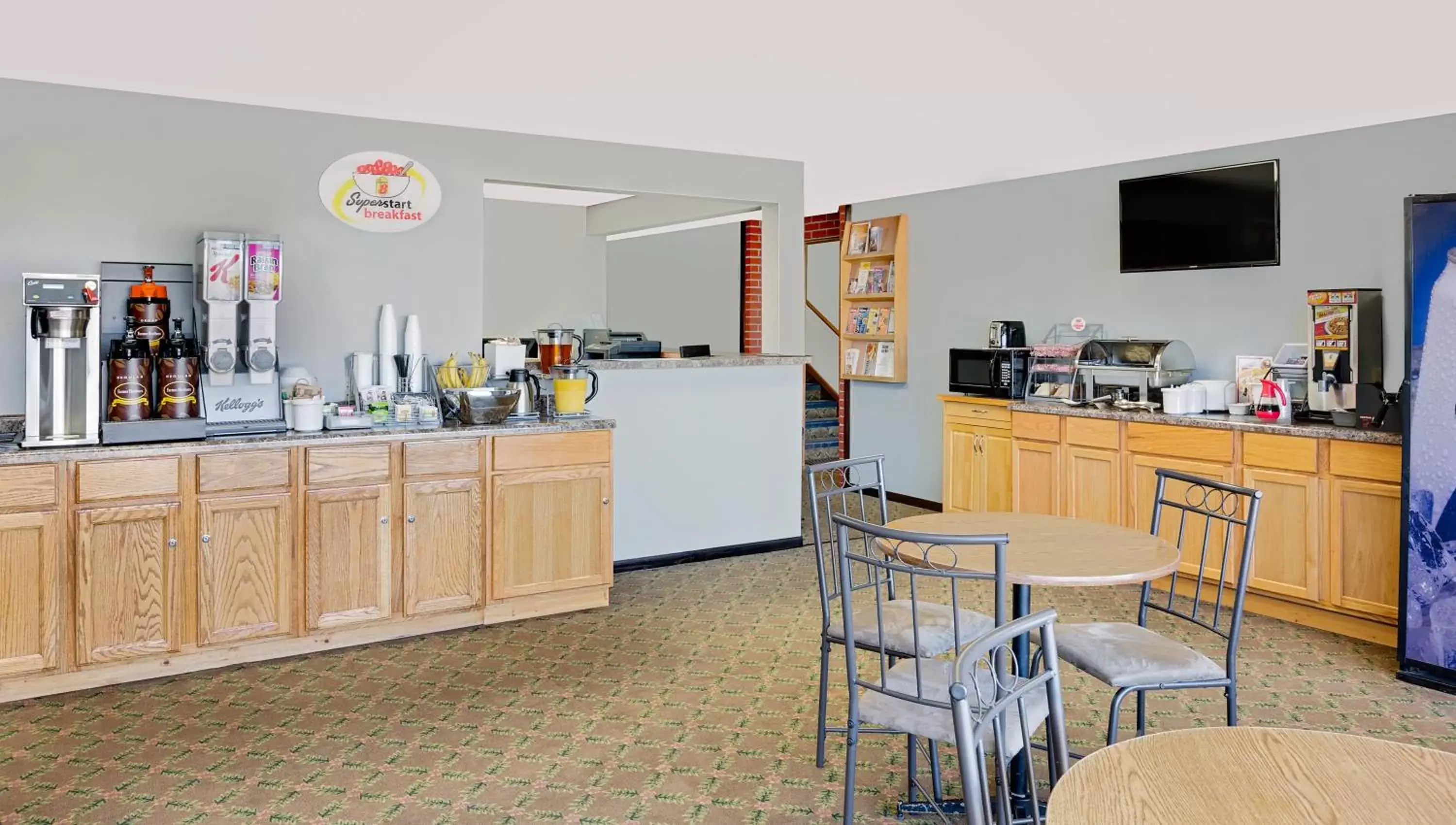 Food and drinks, Kitchen/Kitchenette in Super 8 by Wyndham Macomb