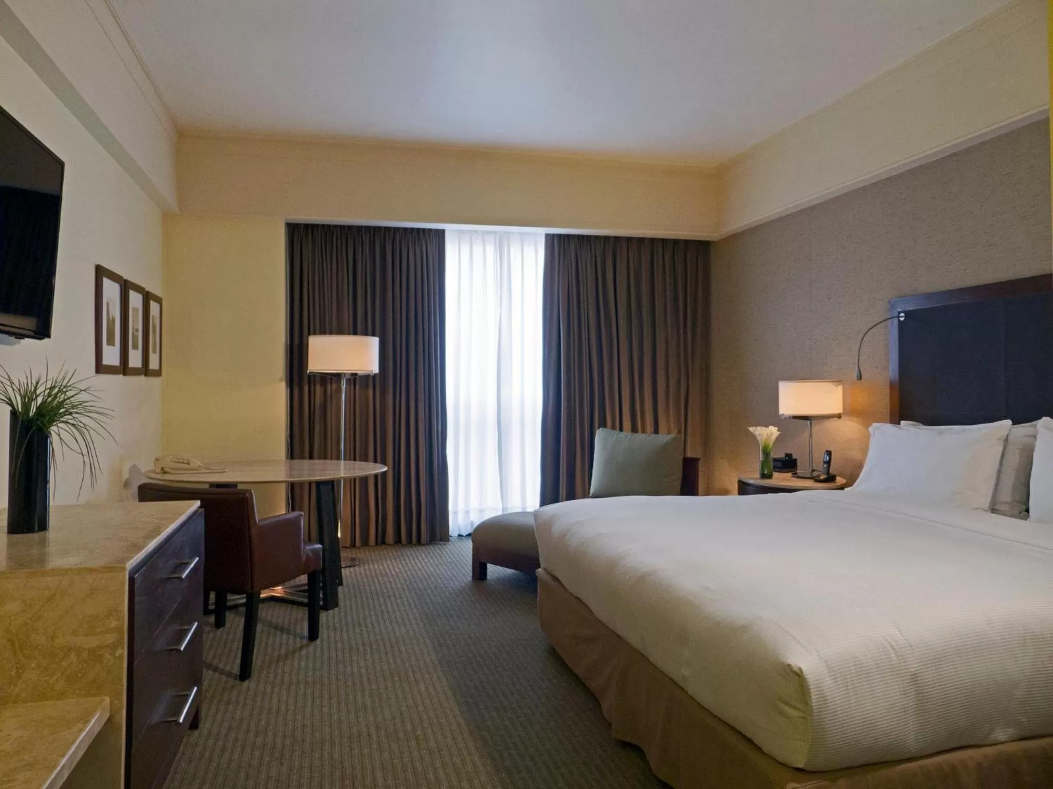 Photo of the whole room, Bed in Grand Fiesta Americana Queretaro