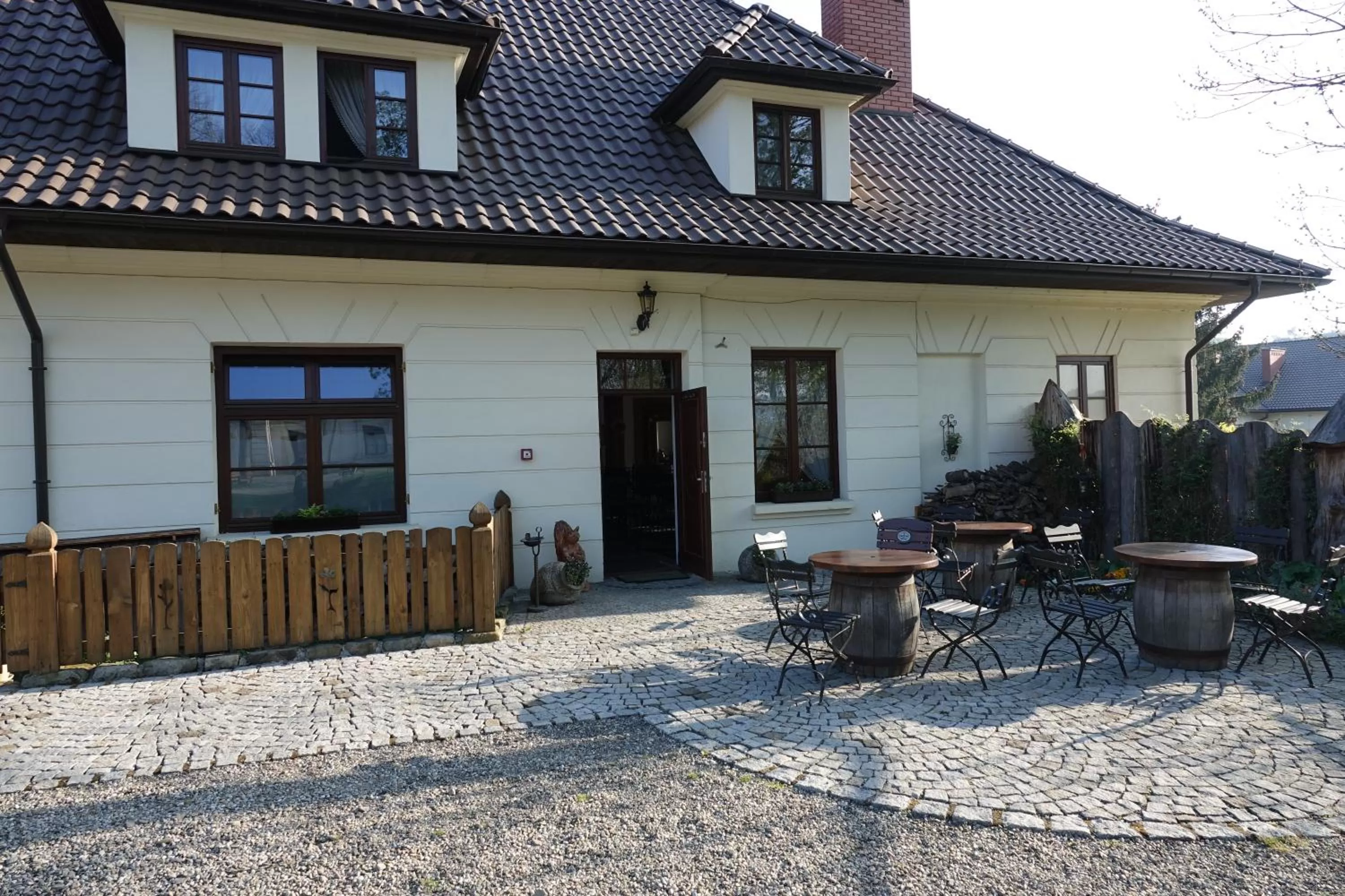 Property building in Gościniec Dworski w Ropie - Pokoje gościnne