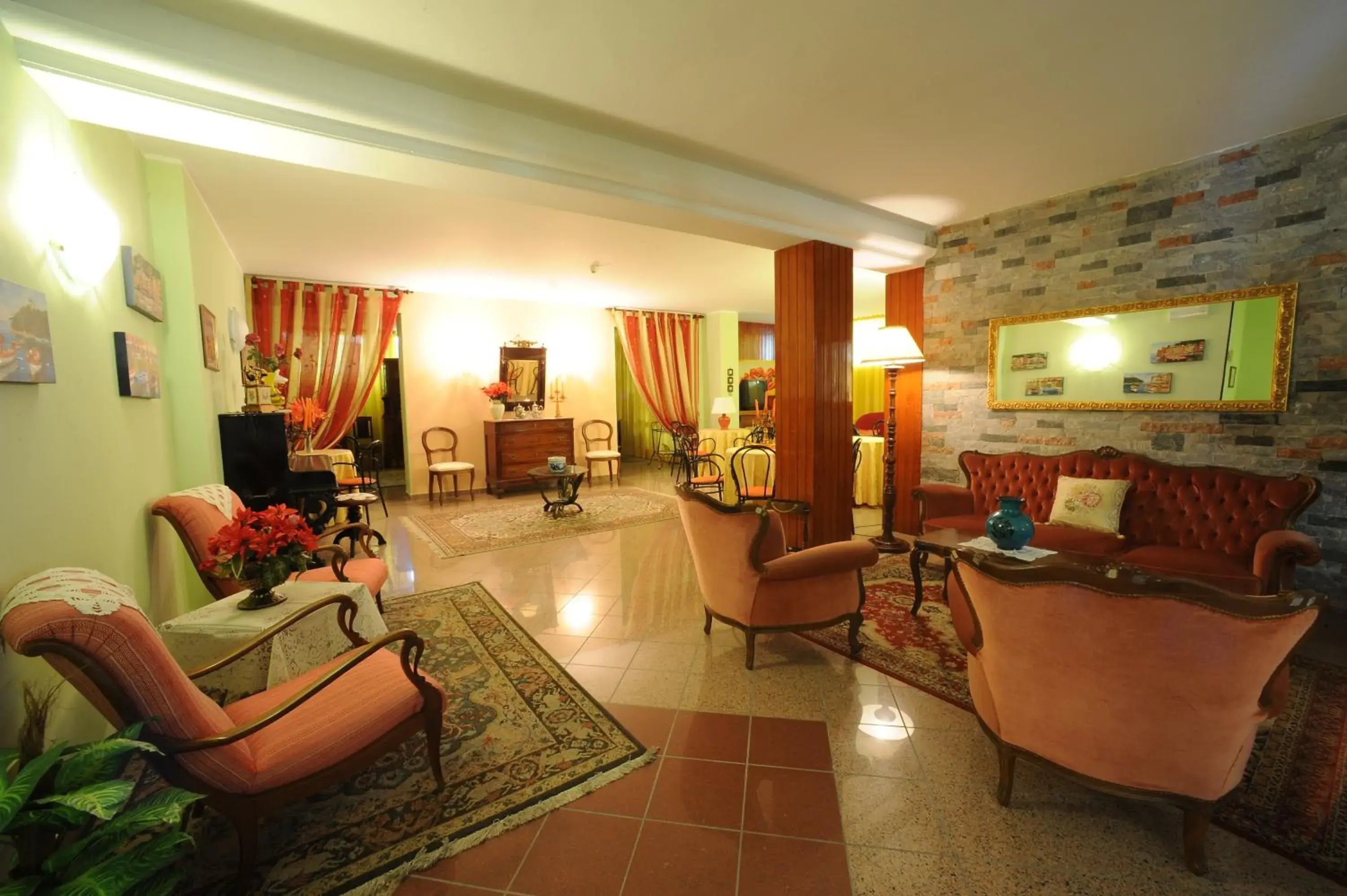 Communal lounge/ TV room, Lobby/Reception in Hotel Cristallo