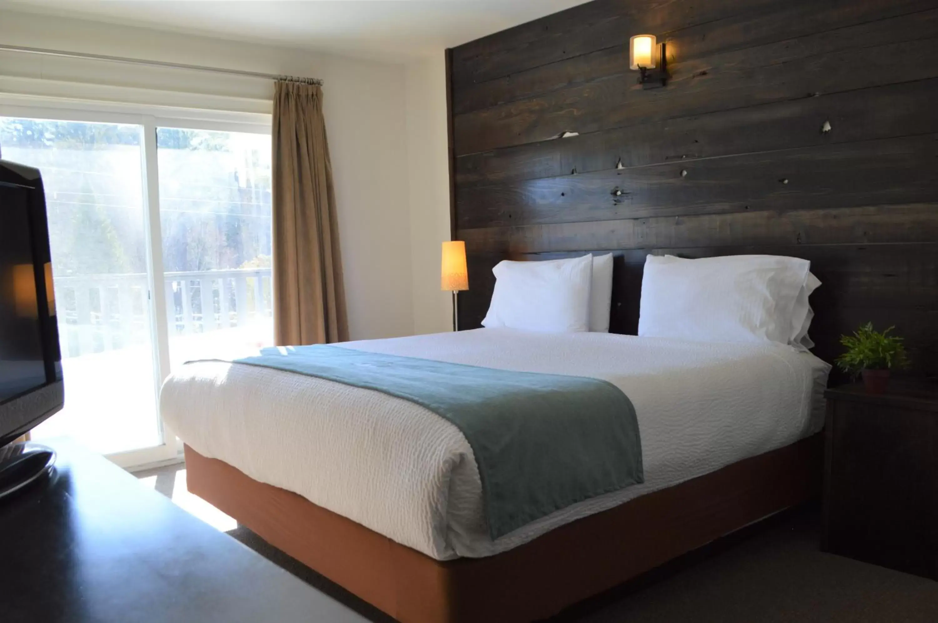 Bedroom, Bed in 3 Pines Lodge Muskoka