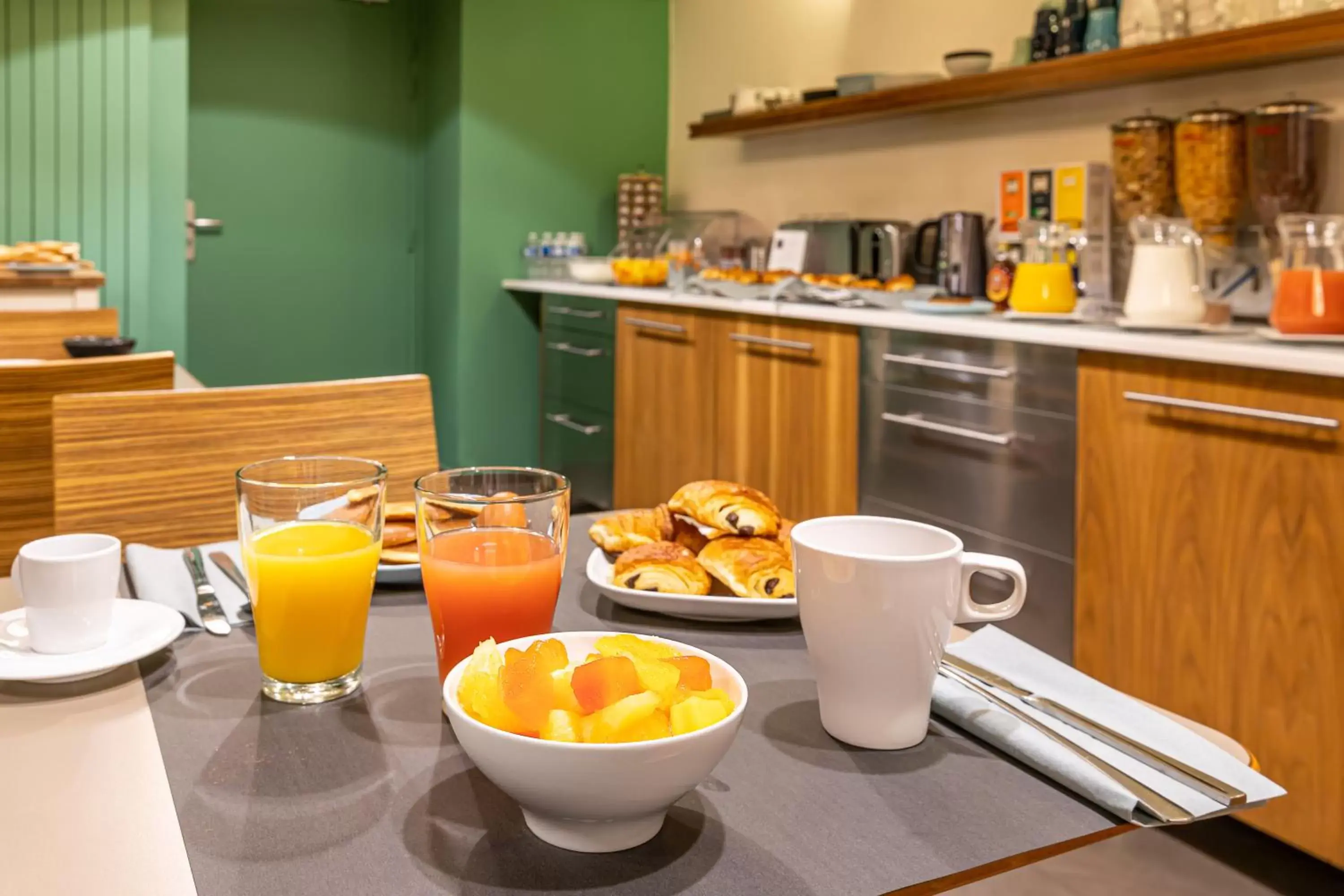 Continental breakfast in Le 20 Prieuré Hôtel