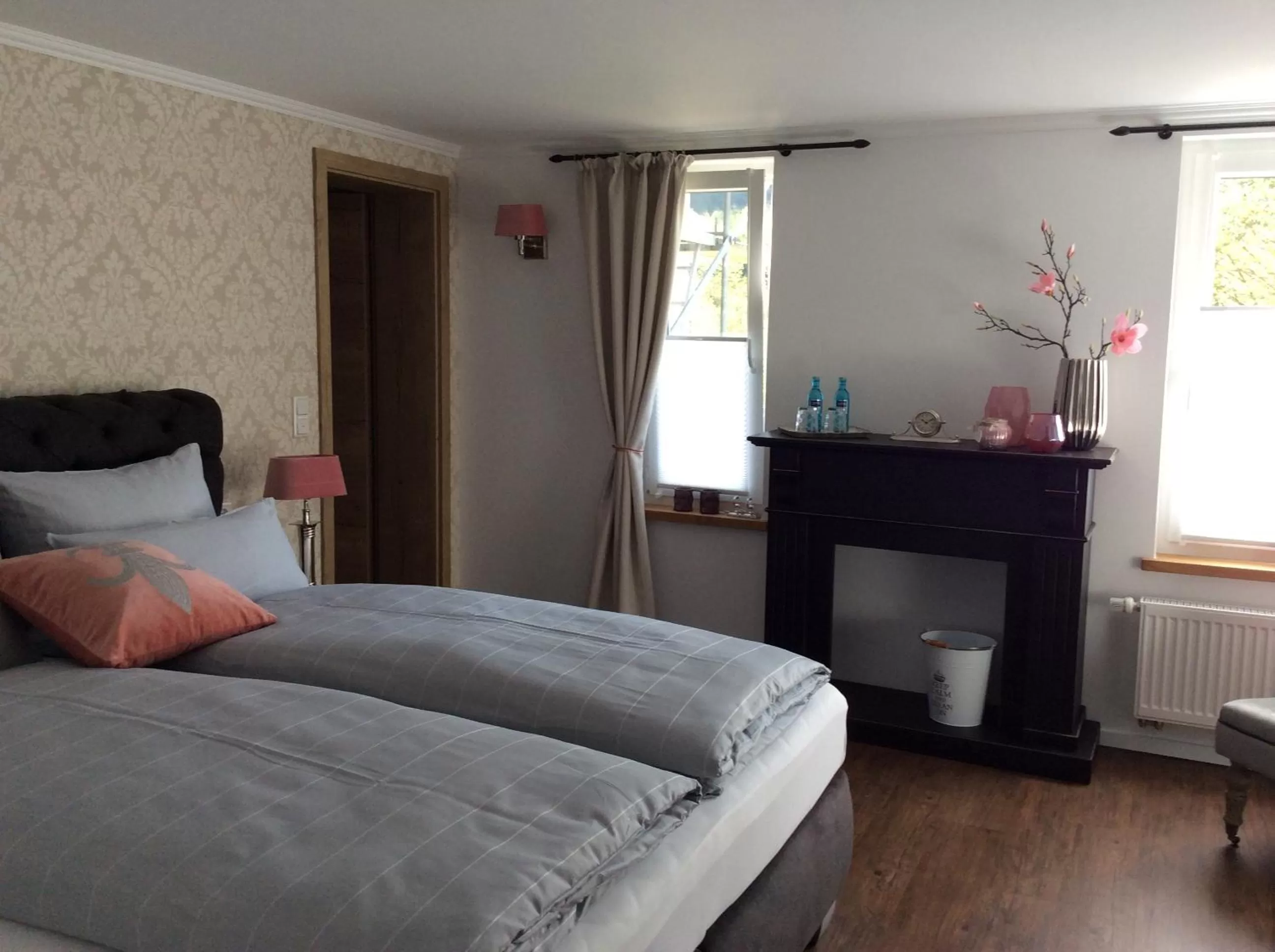 Photo of the whole room, Bed in Die Sperre