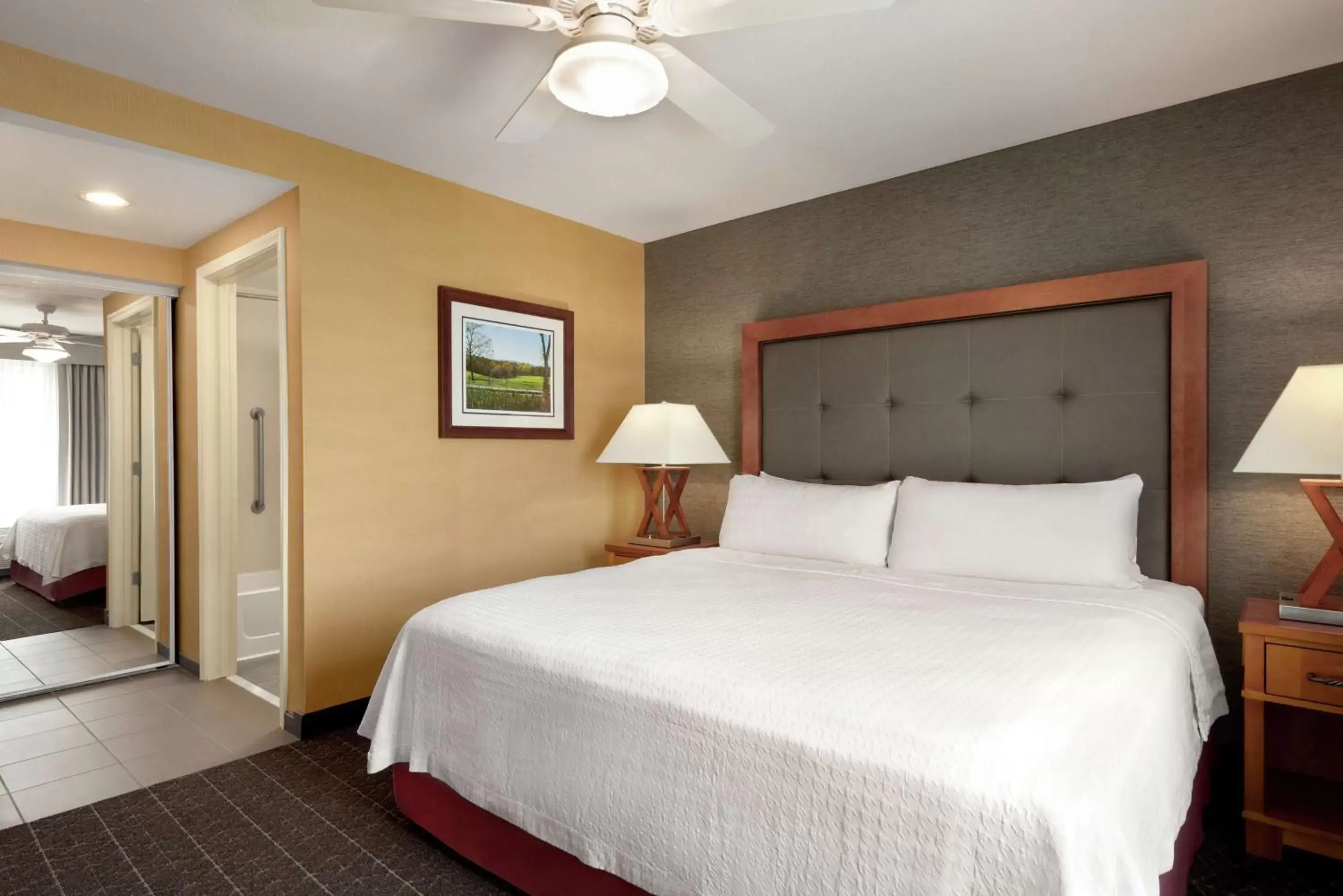 Bed in Homewood Suites by Hilton Allentown-West/Fogelsville