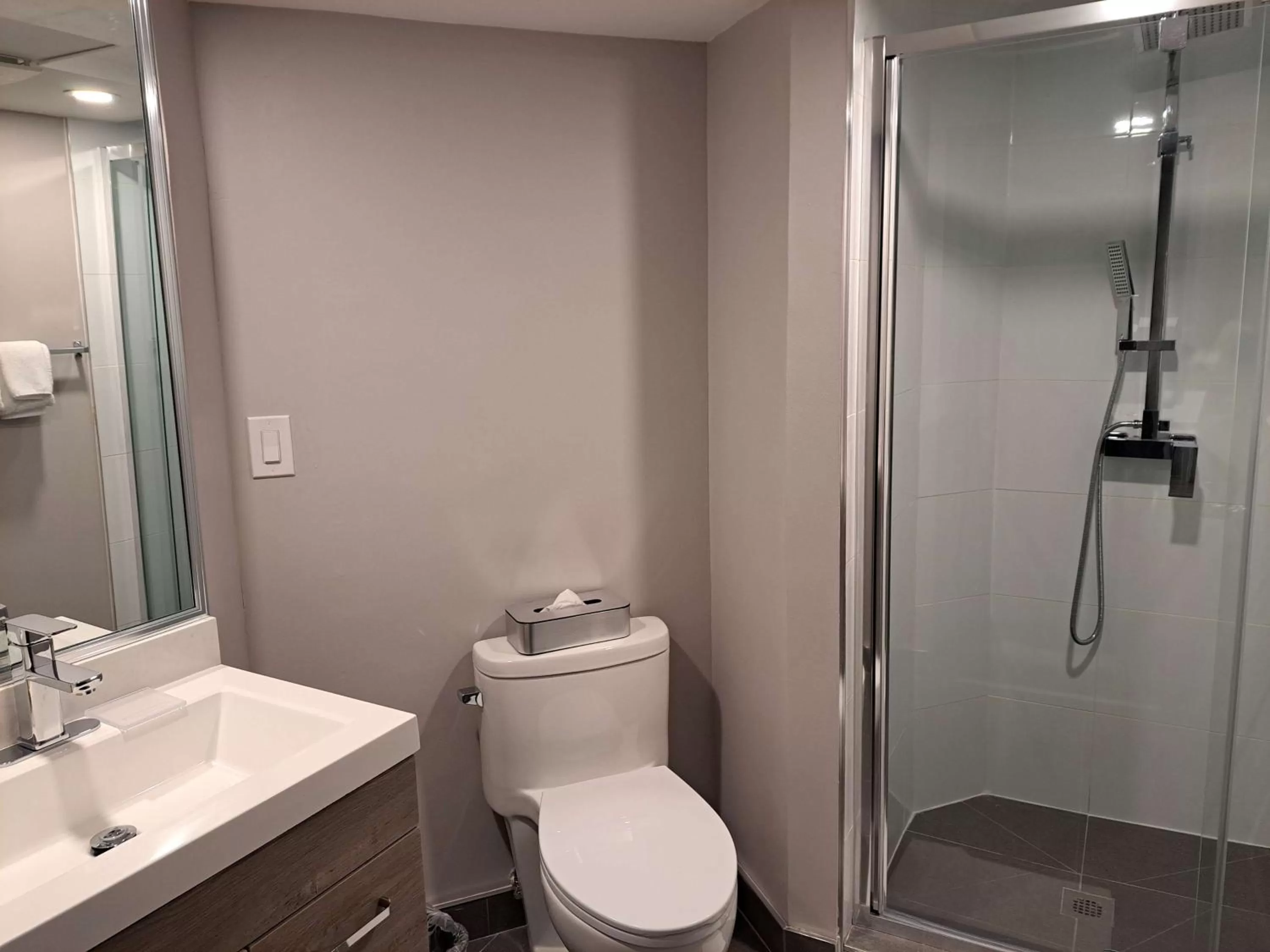 Bathroom in Best Western Plus Vancouver Airport Hotel
