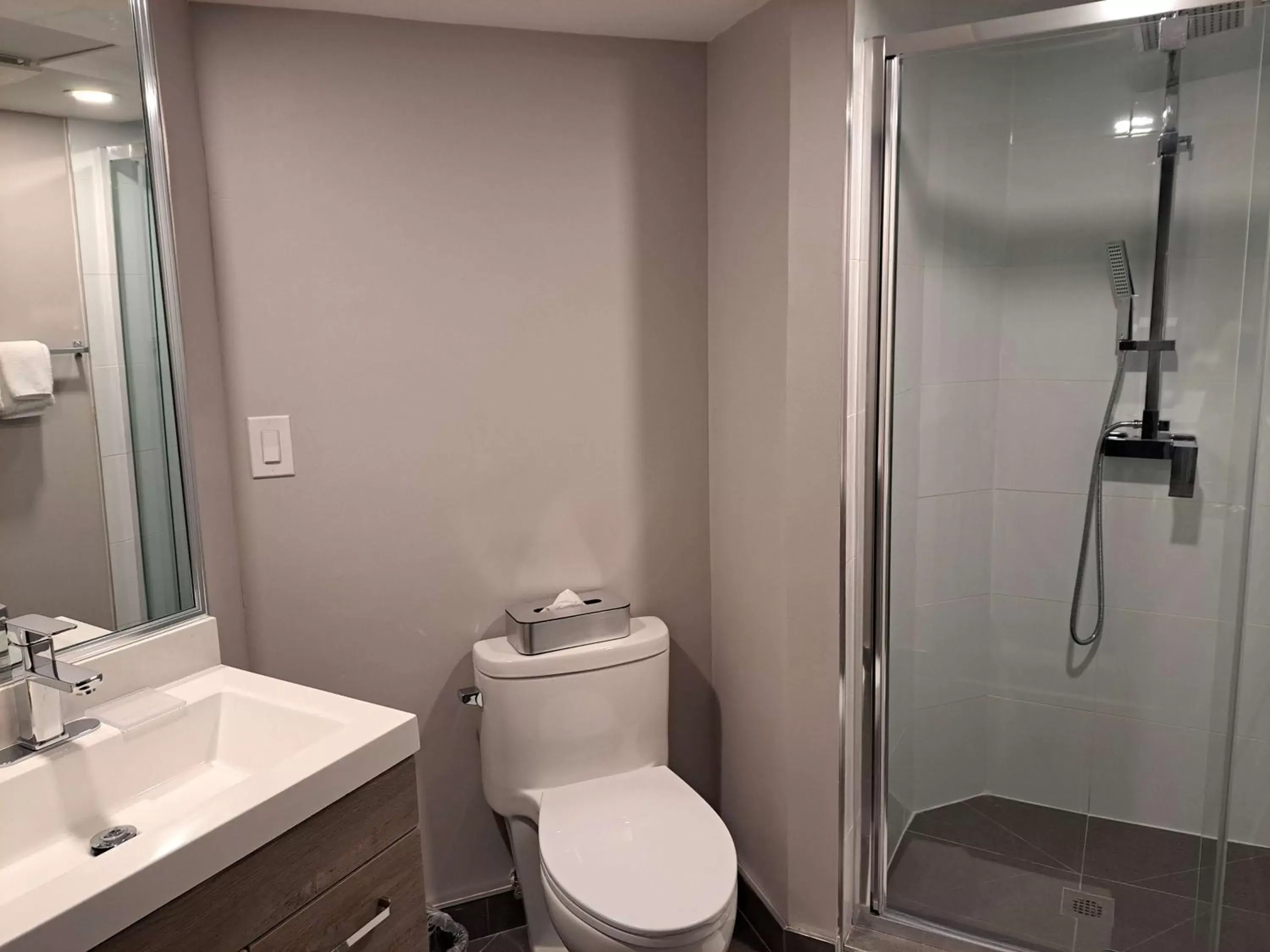 Bathroom in Best Western Plus Vancouver Airport Hotel