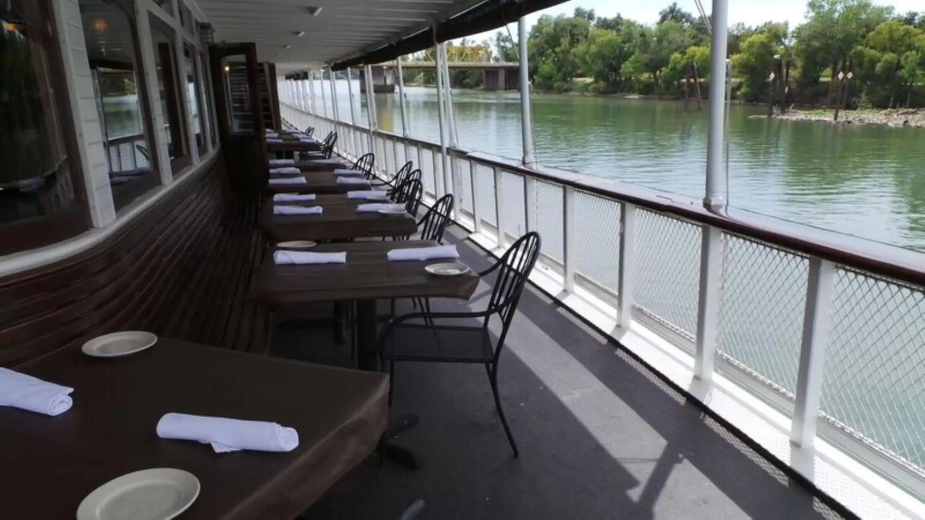 Restaurant/places to eat, Lake View in Delta King Hotel