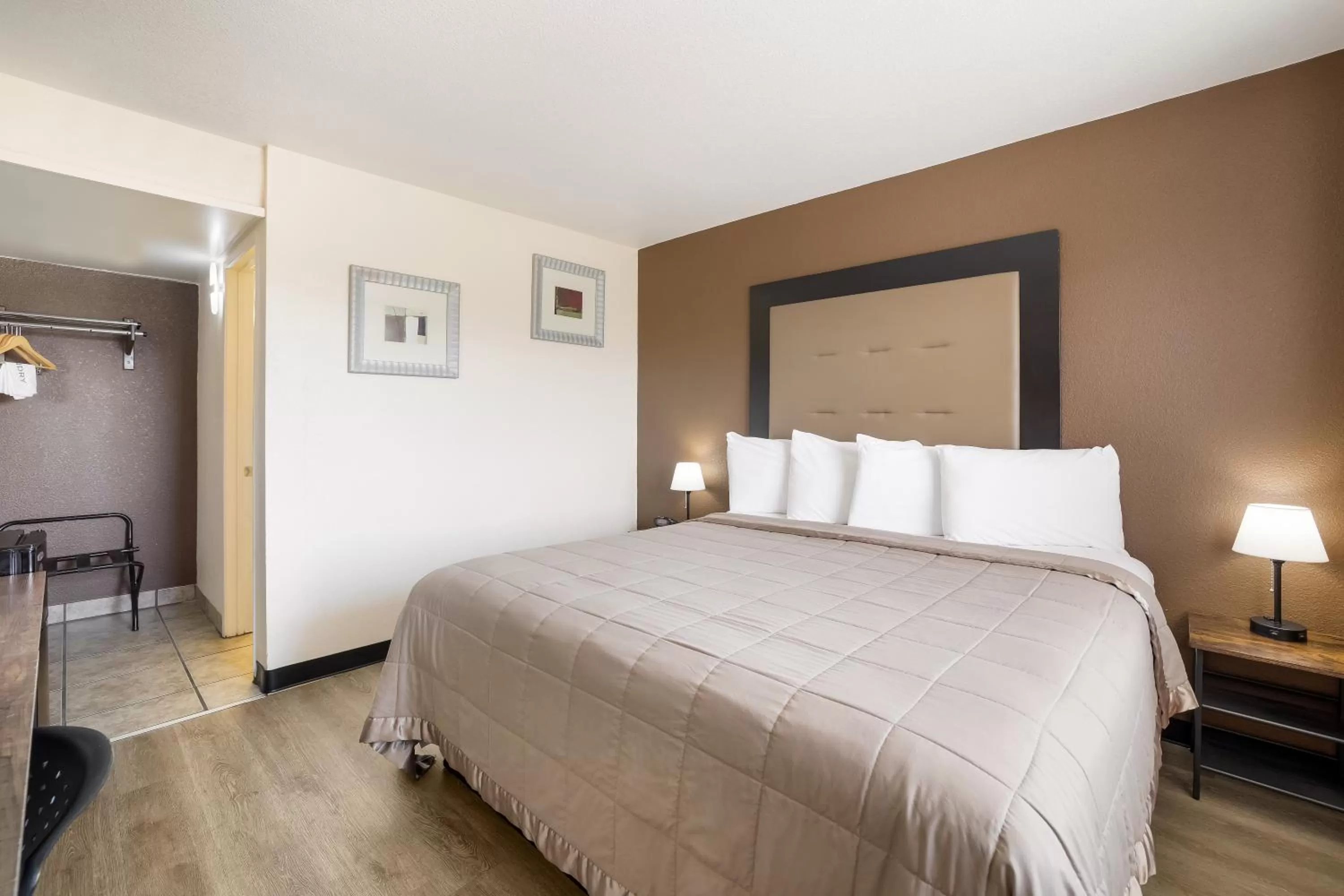 Photo of the whole room, Bed in Knights Inn Sierra Vista / East Fry