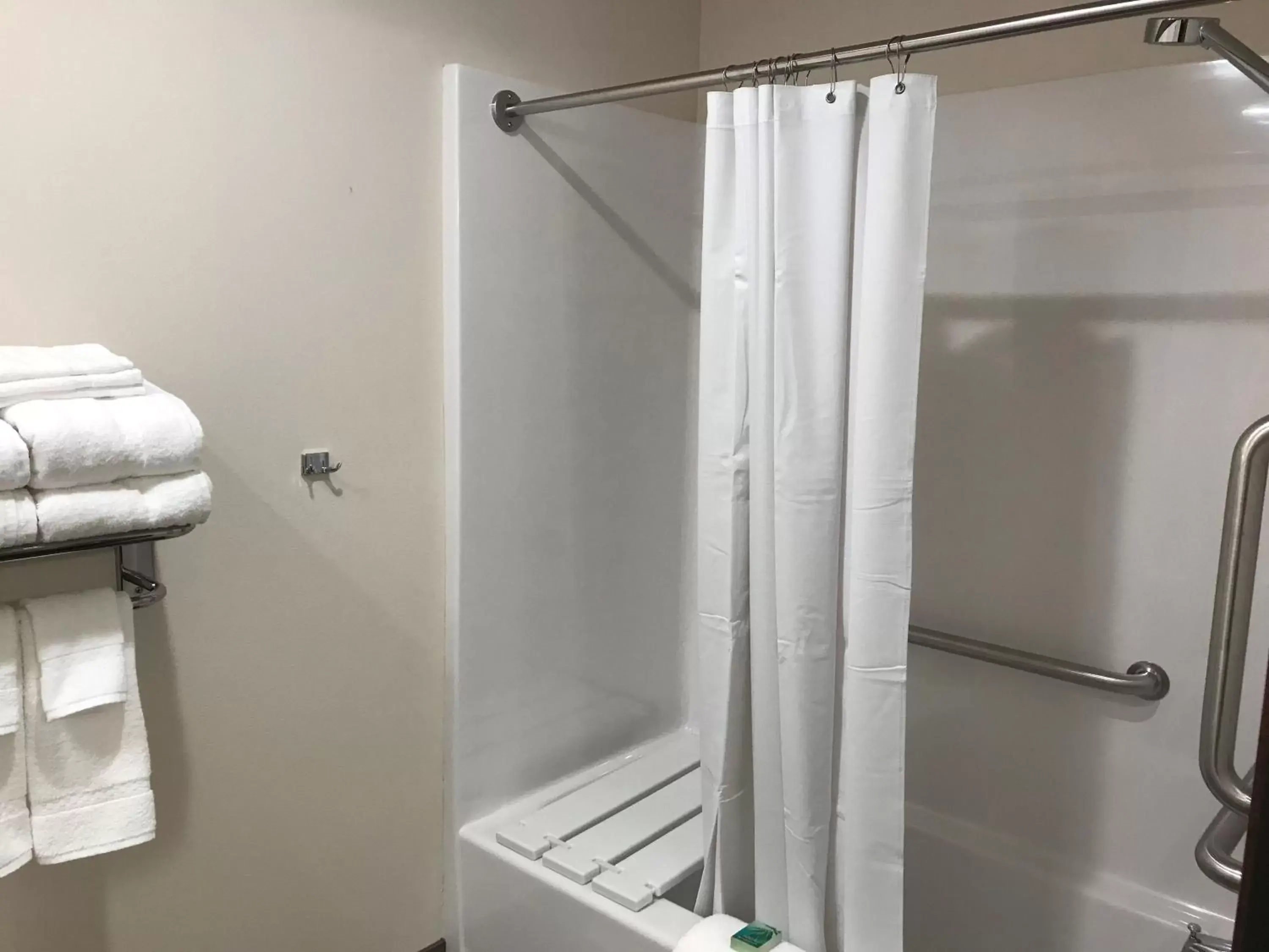 Shower, Bathroom in Cobblestone Inn & Suites – Manchester