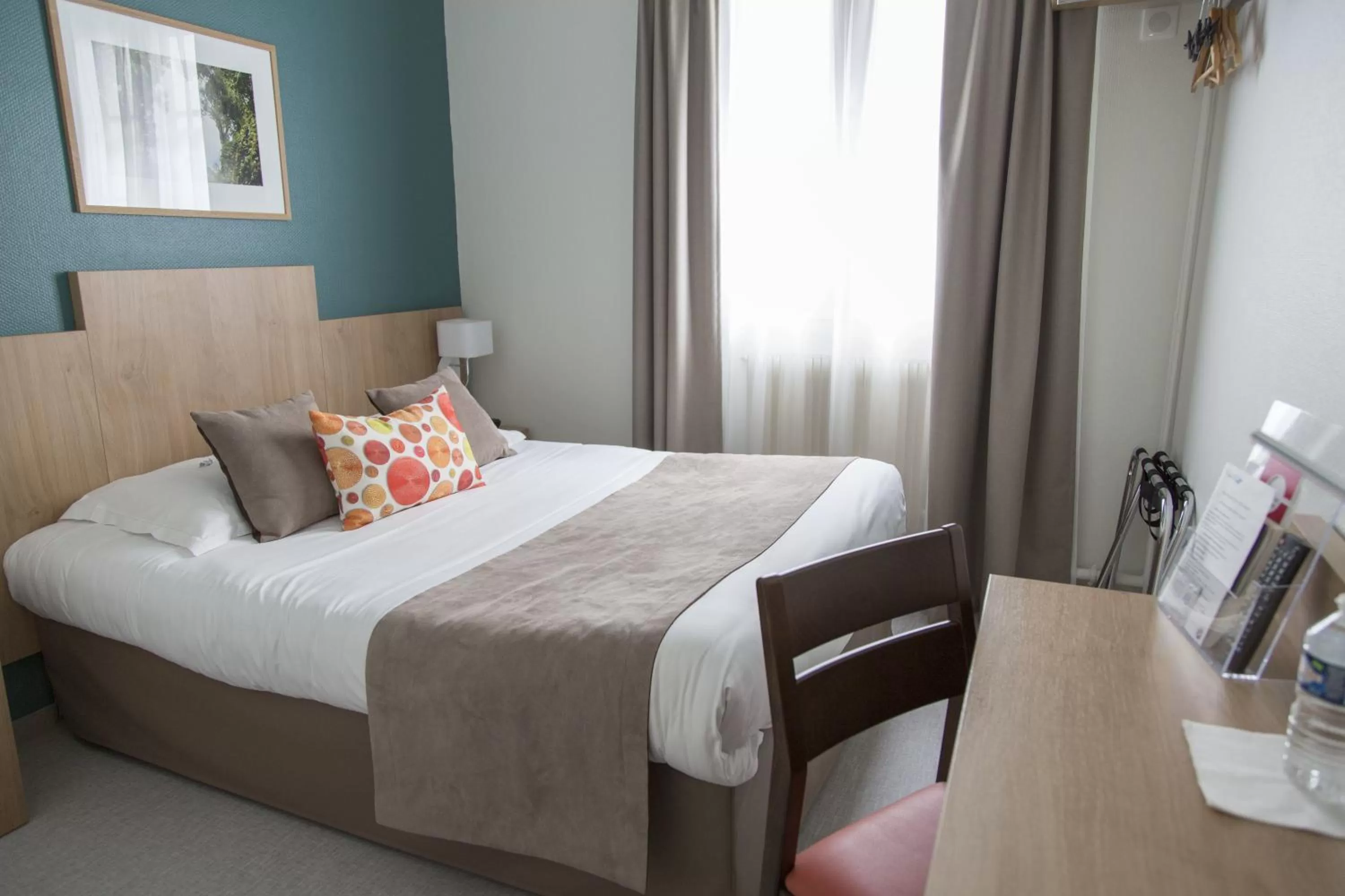 Bedroom, Bed in Logis Hôtel Chaptal, Amboise