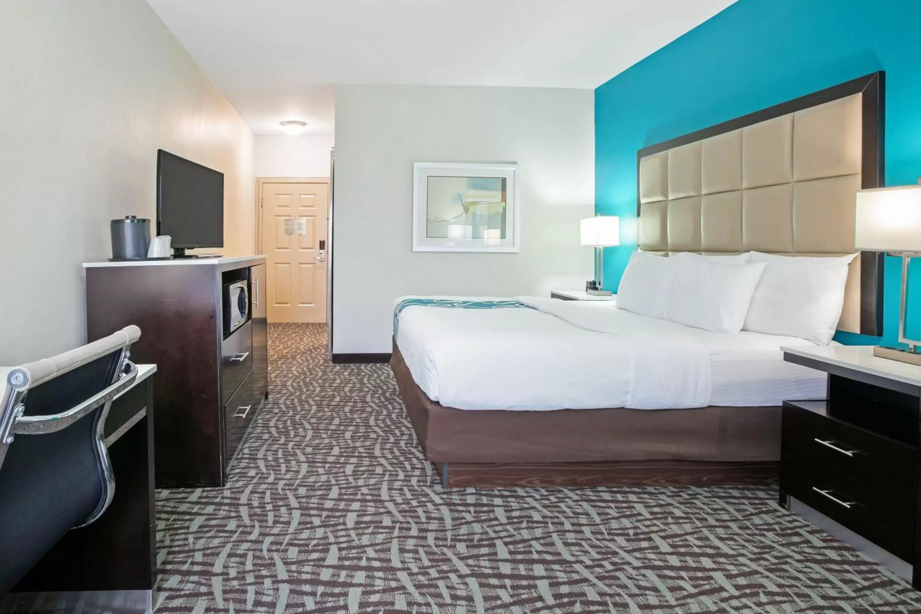 Bed in La Quinta Inn and Suites by Wyndham Paris