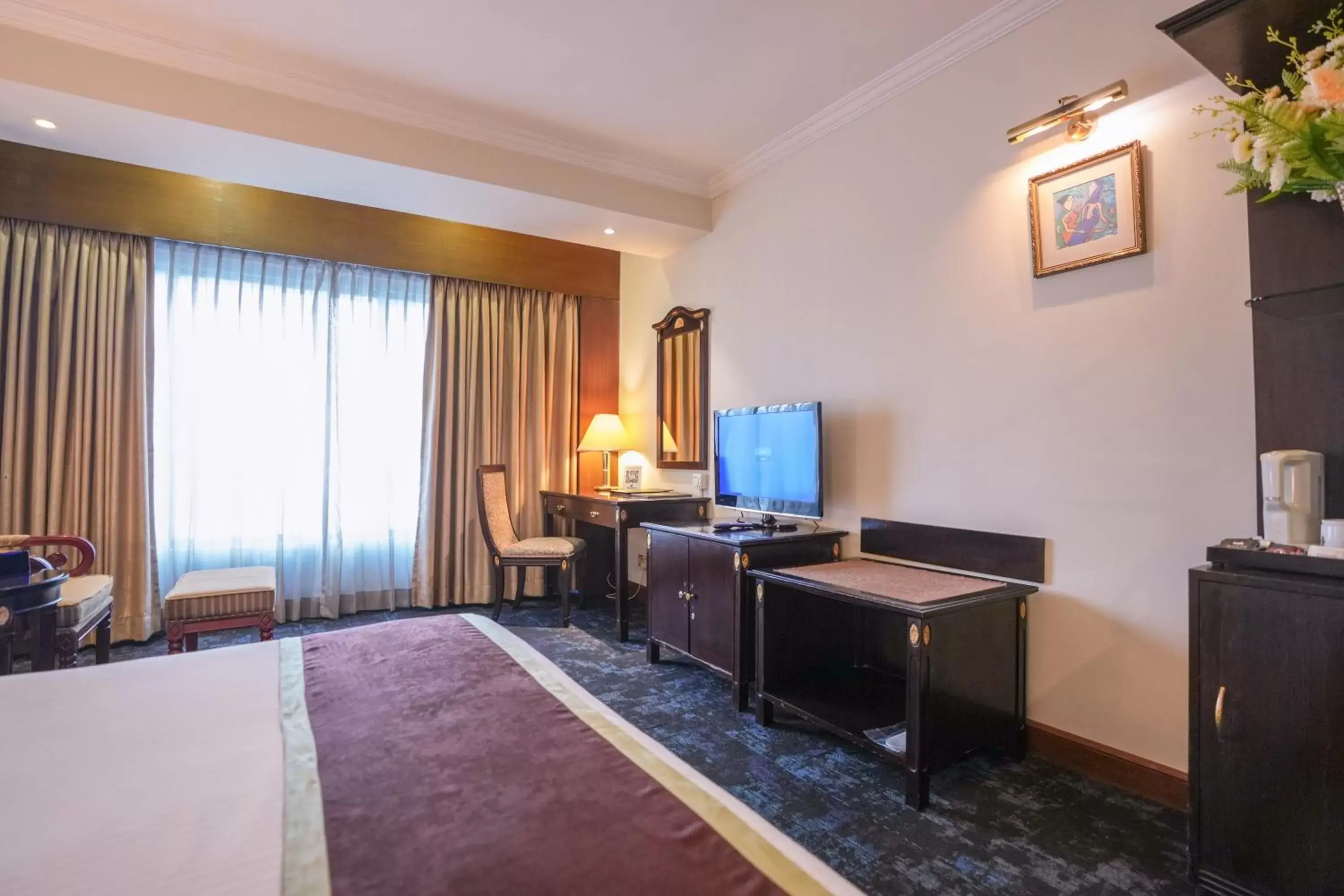 Bed, TV/Entertainment Center in Hotel Sarina