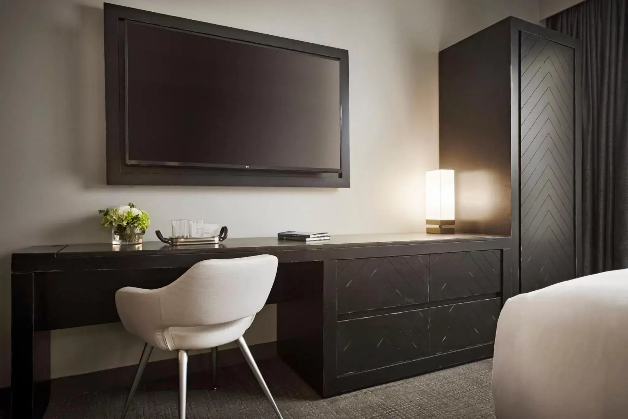 Bedroom, TV/Entertainment Center in Archer Hotel Tysons