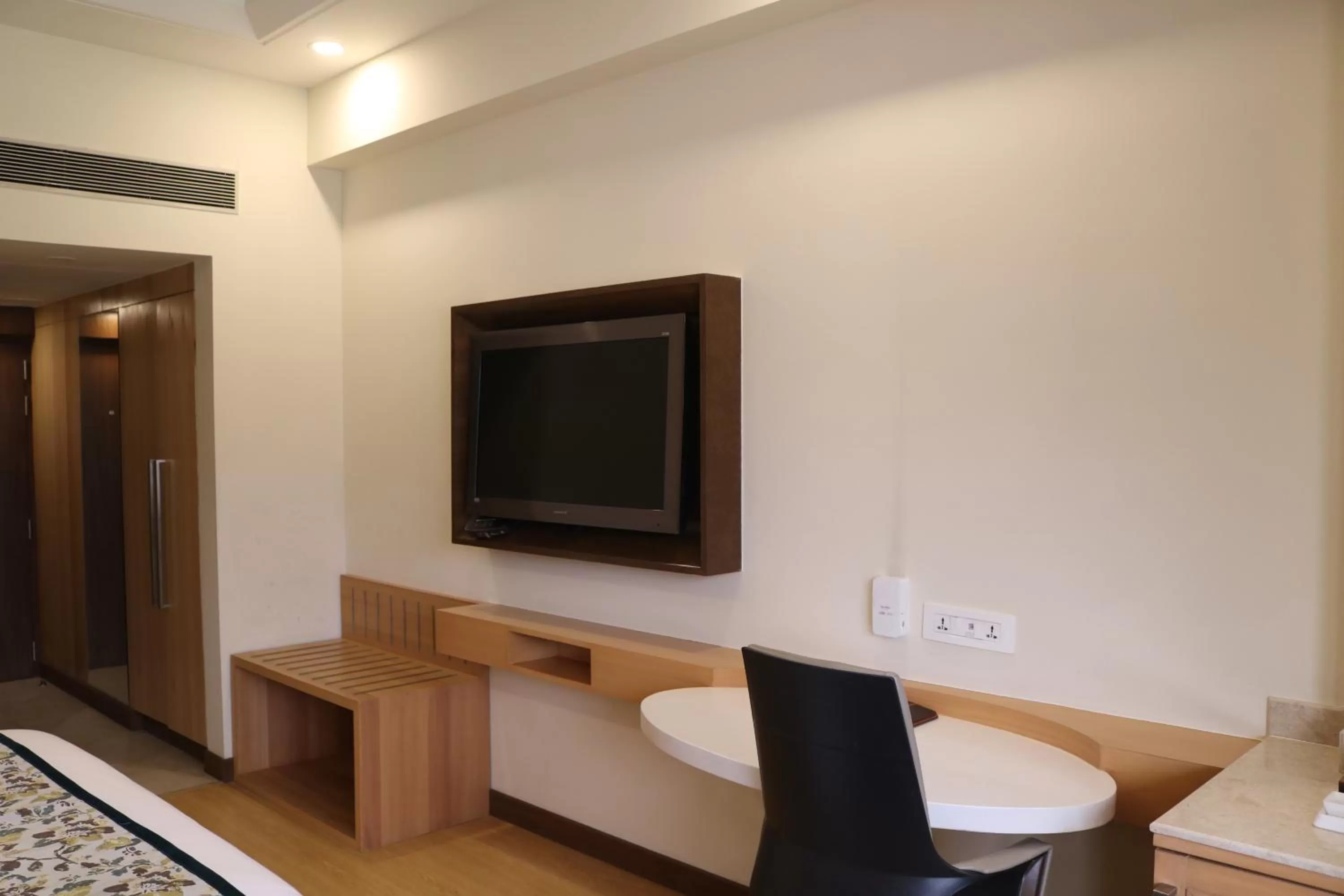 TV and multimedia in Radisson Srinagar