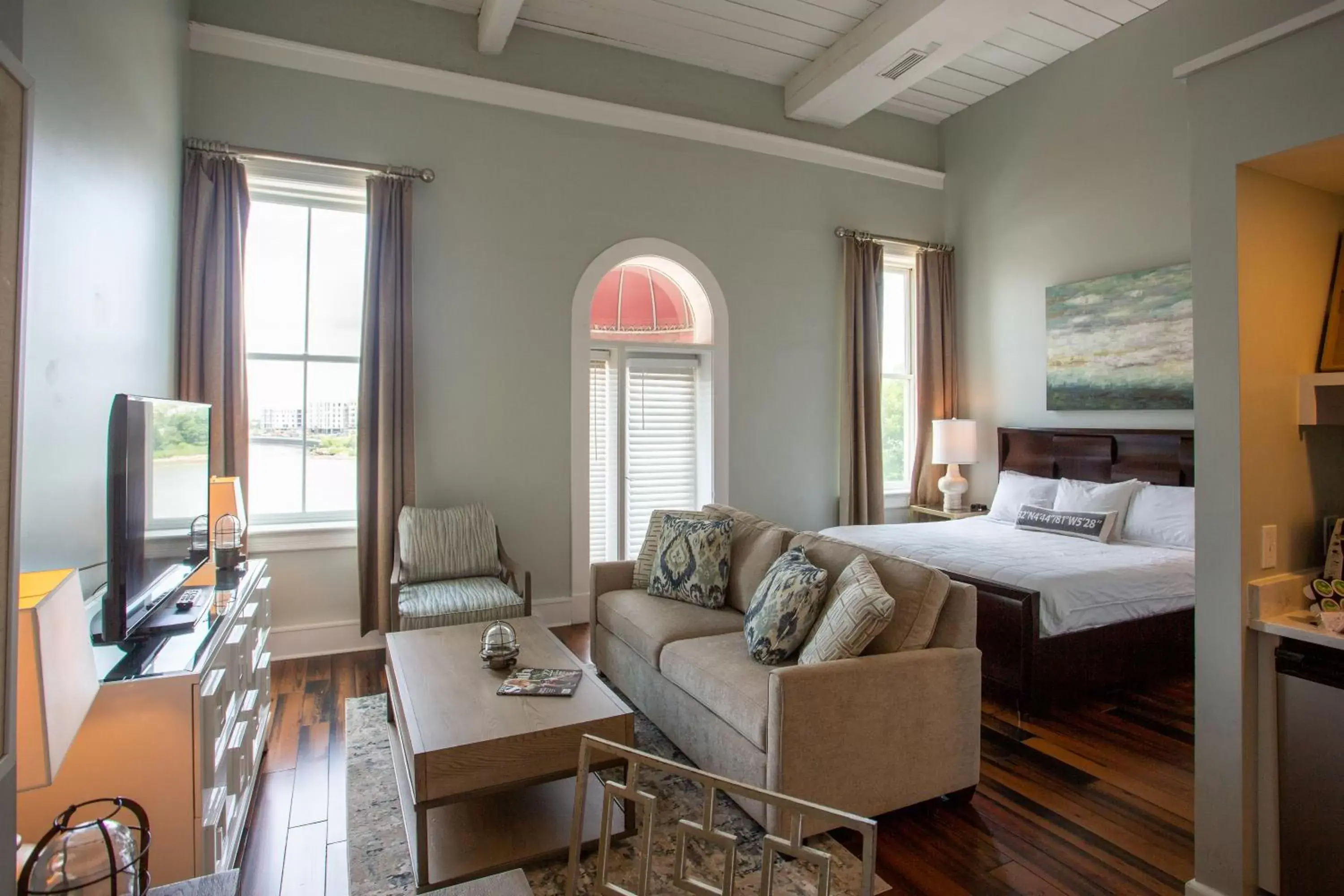 Bedroom, Seating Area in Olde Harbour Inn, Historic Inns of Savannah Collection