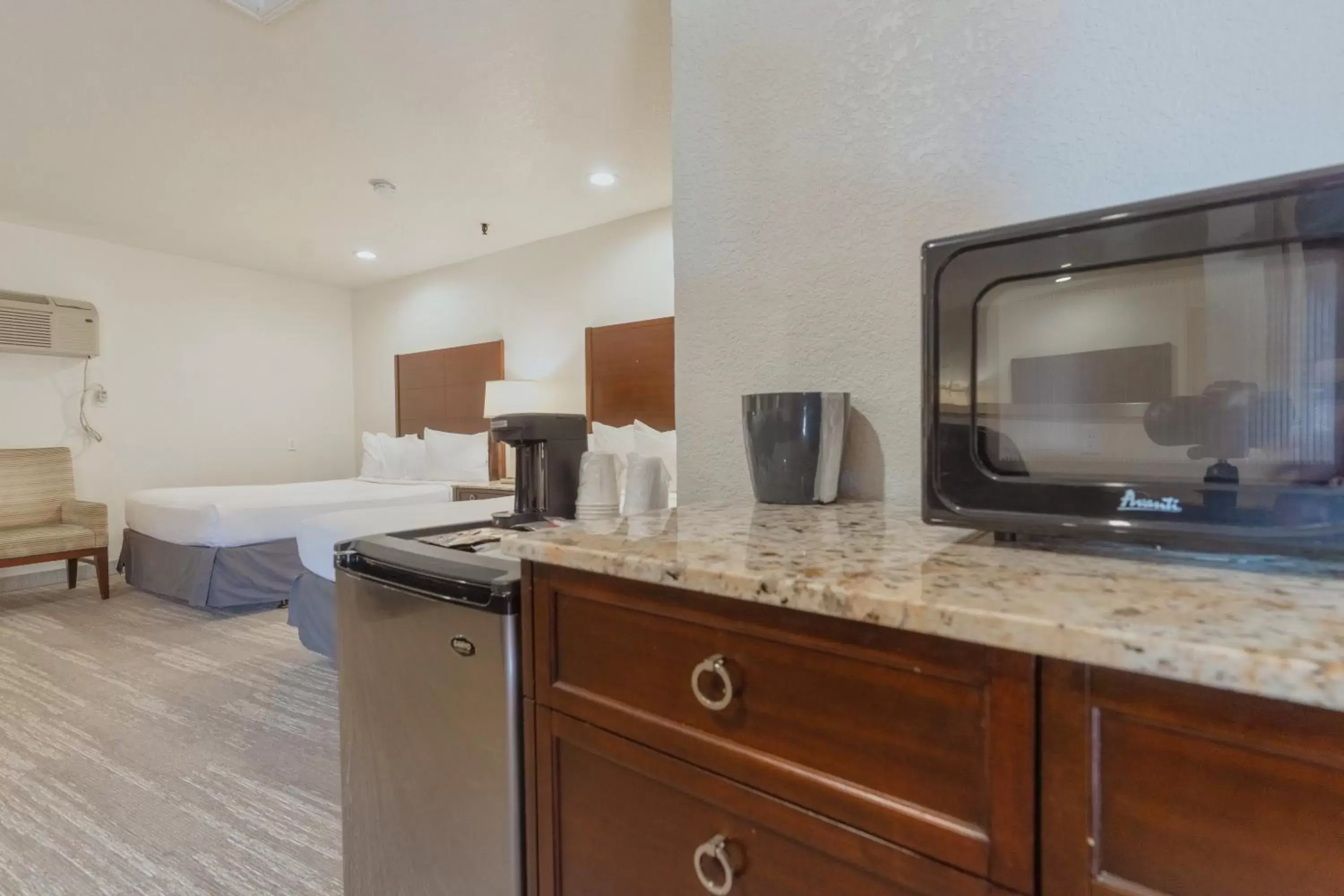 Coffee/tea facilities, TV/Entertainment Center in The Yosemite Inn