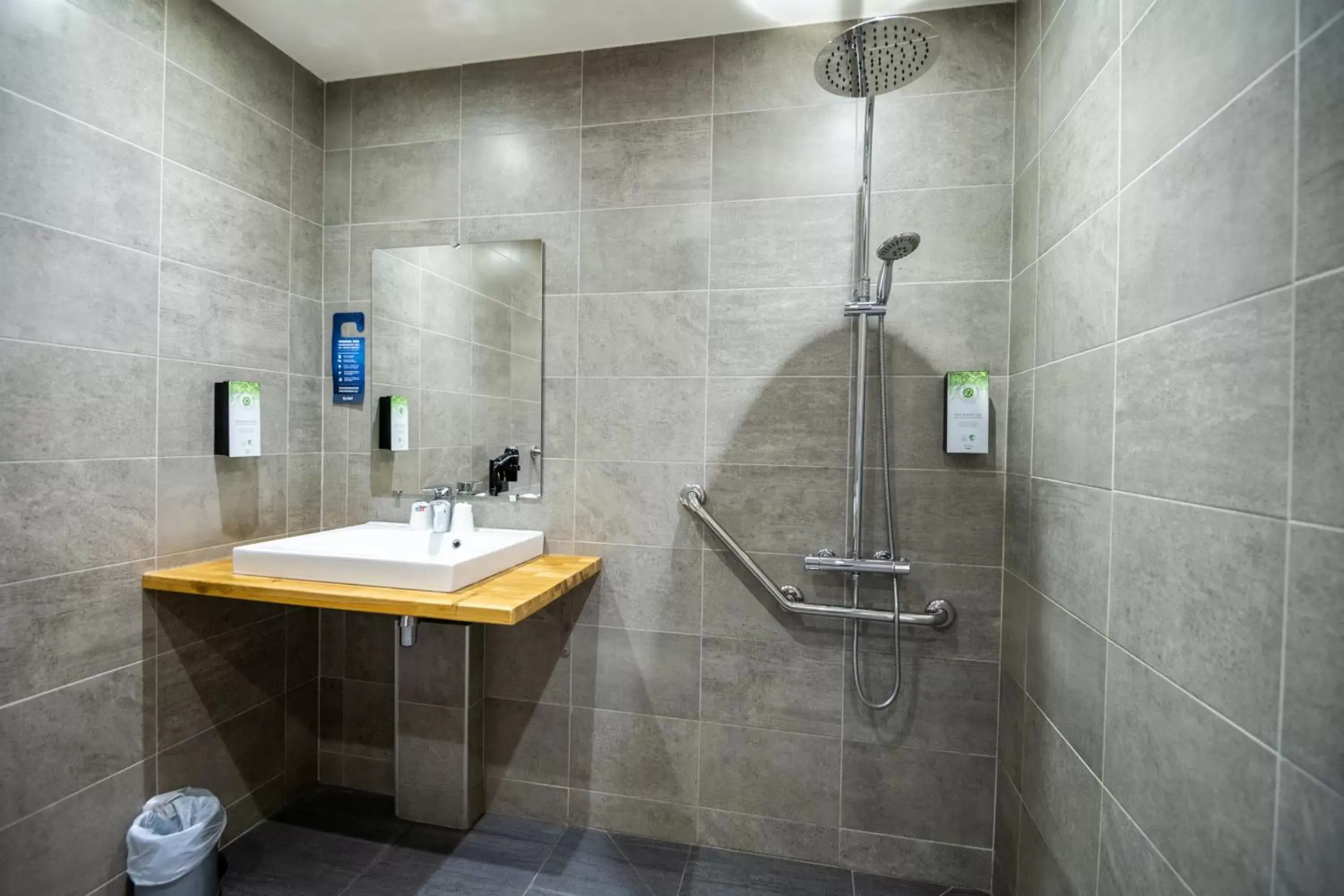 Shower, Bathroom in KYRIAD BORDEAUX SUD - Villenave d'Ornon