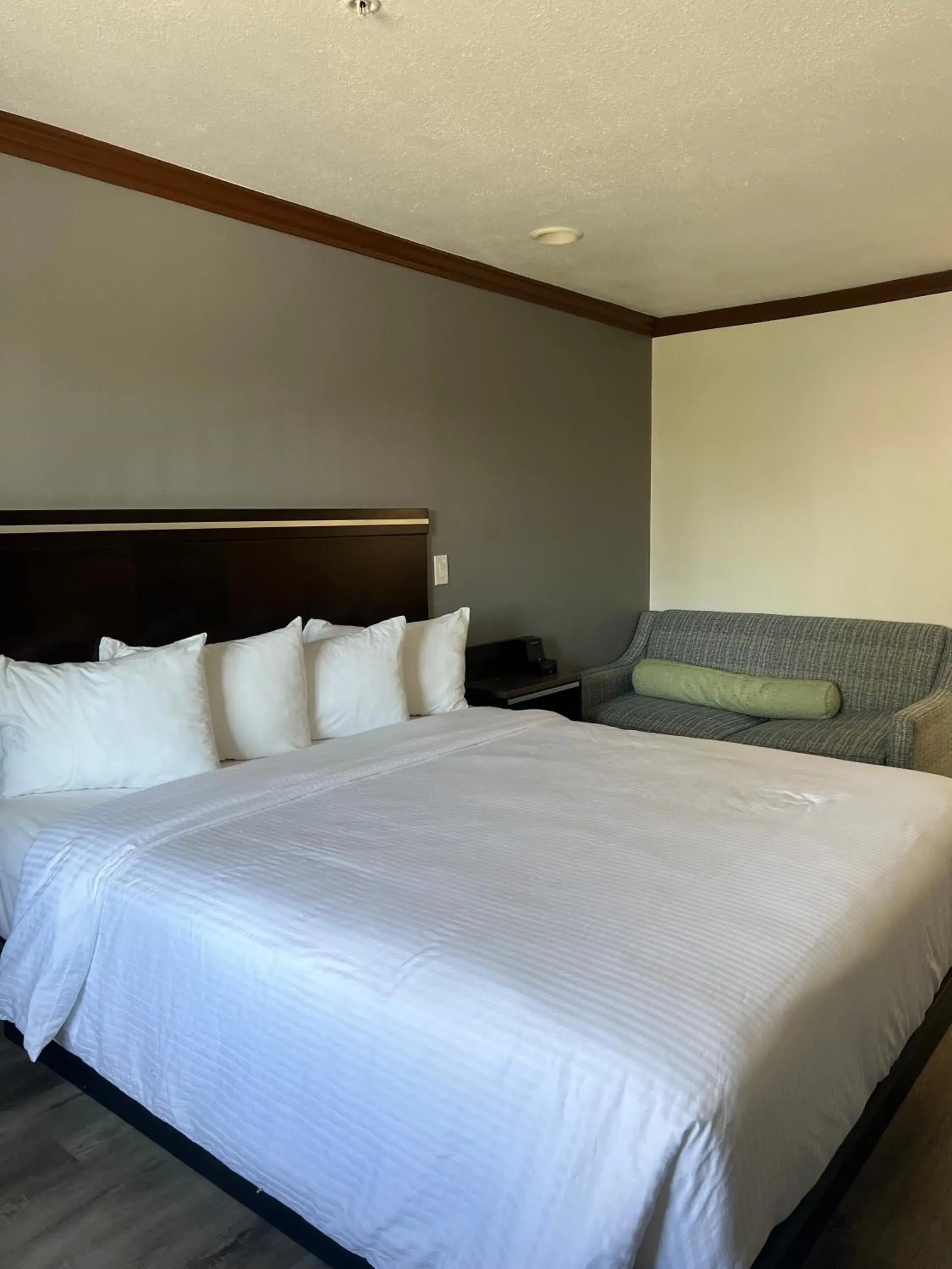 Bed in Starlight Inn Huntington Beach