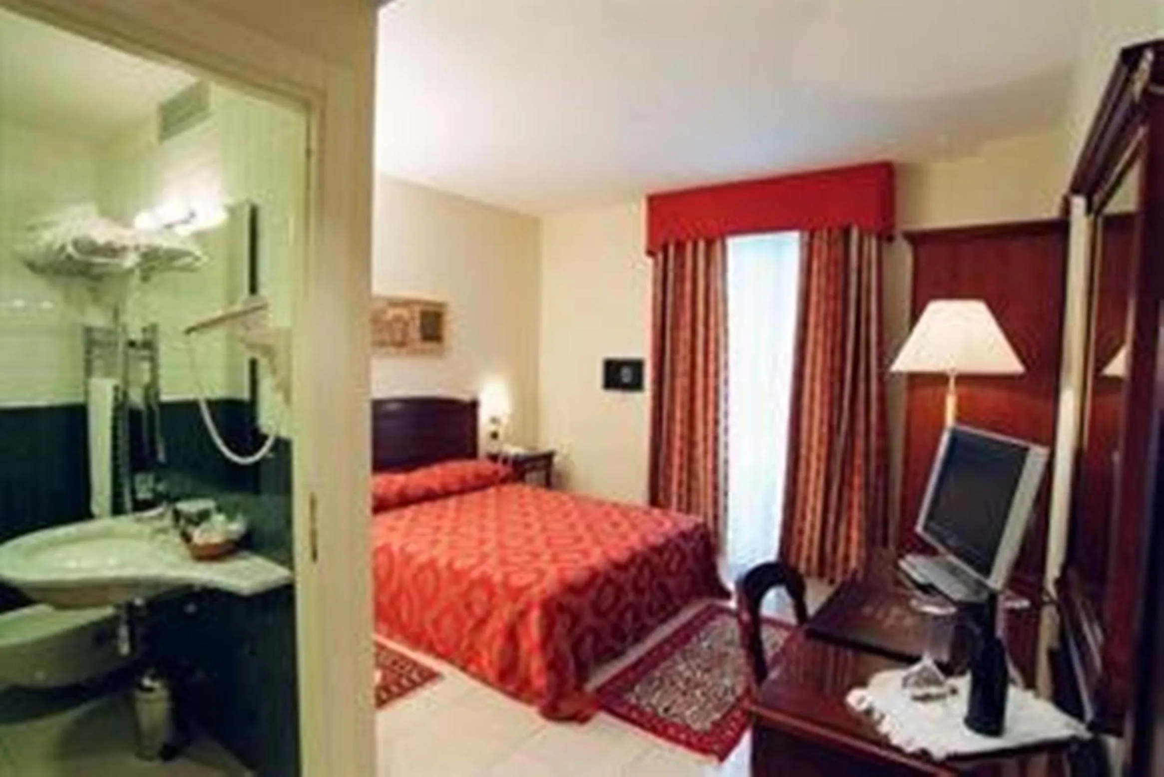 TV and multimedia, Bed in Hotel Villa Savoia