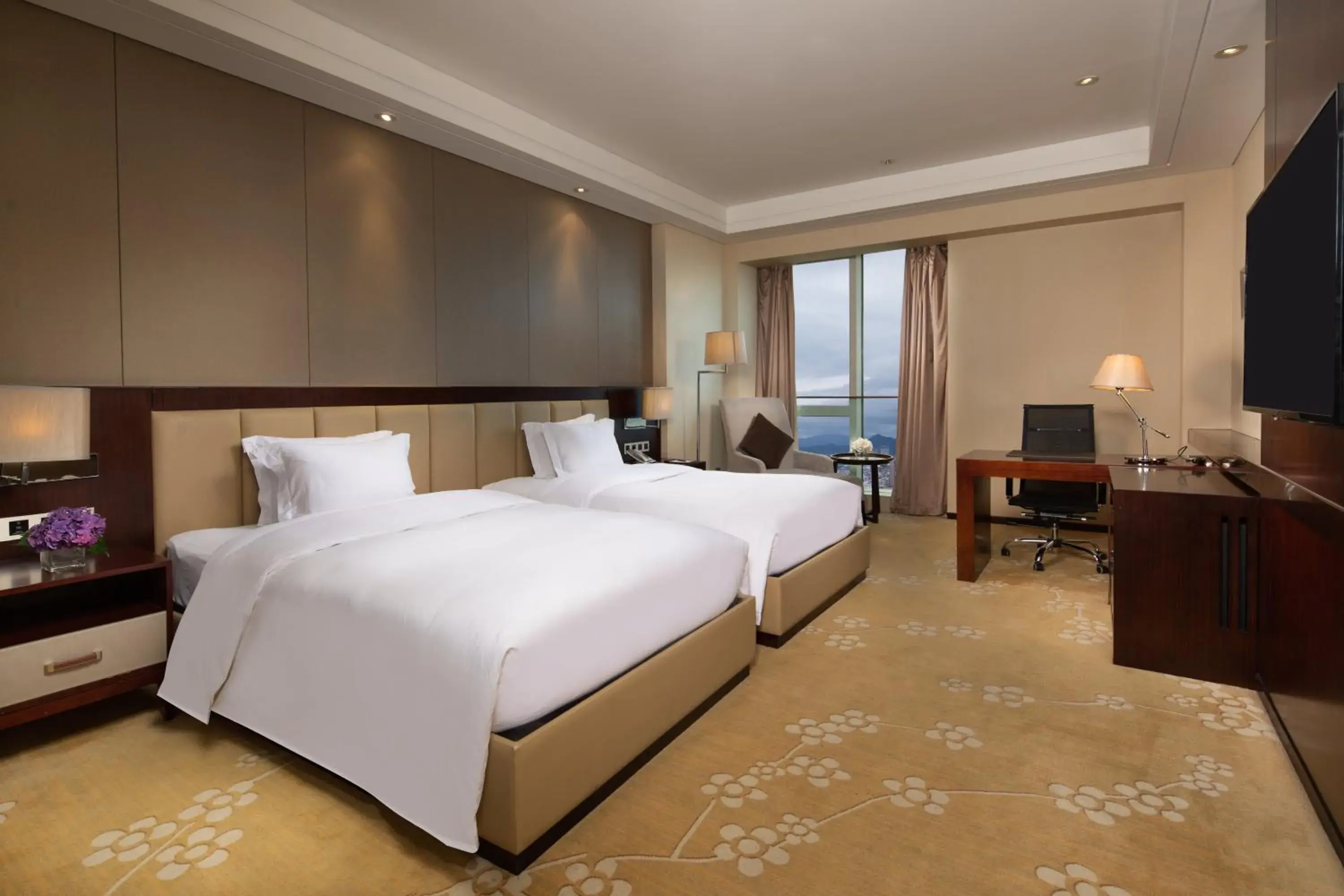 Photo of the whole room, Bed in Crowne Plaza Taizhou, an IHG Hotel