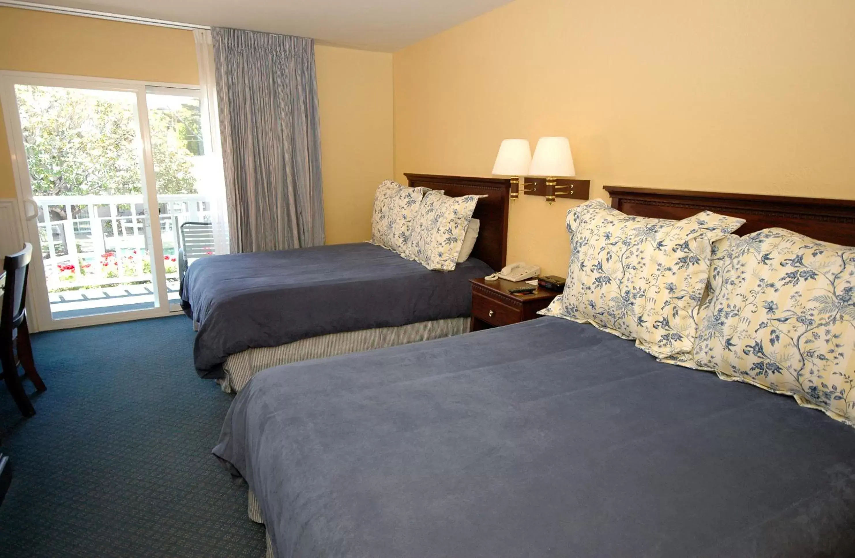 Bedroom, Bed in Monterey Bay Lodge