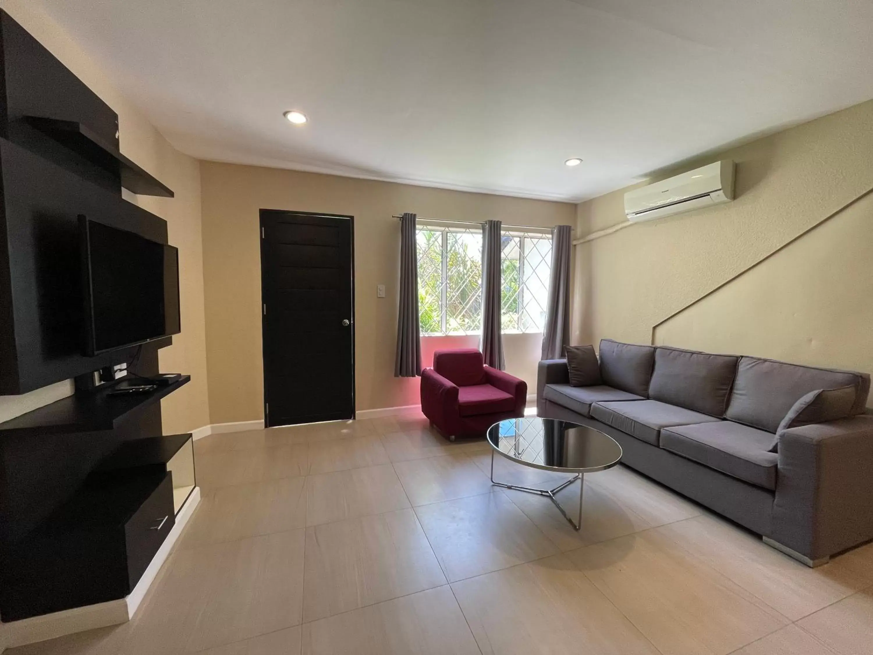 Living room, Seating Area in Red Knight Gardens