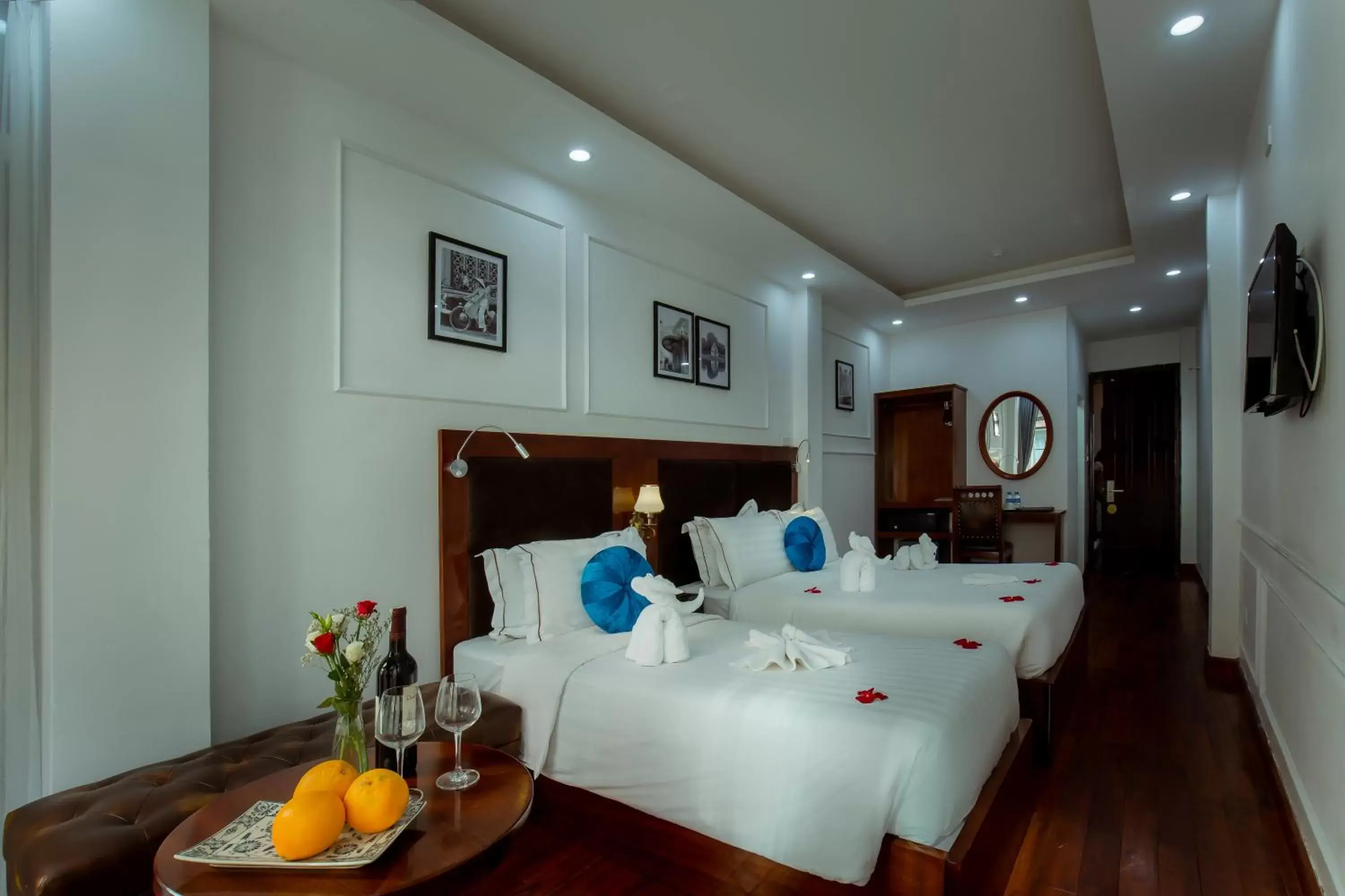 Bedroom, Bed in Antique Angel Hotel Bedroom, Bed in Antique Angel Hotel