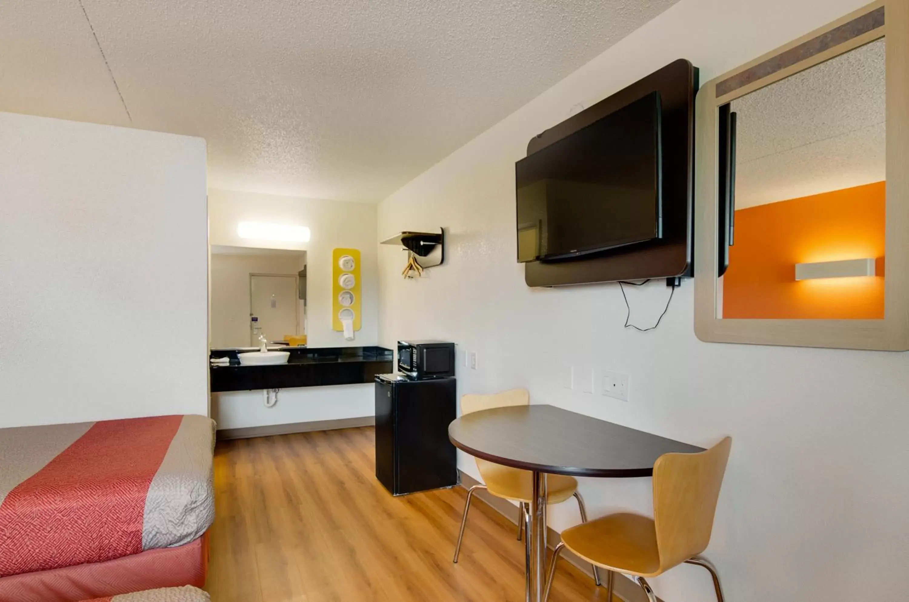 Bedroom, Kitchen/Kitchenette in Motel 6-Salina, KS
