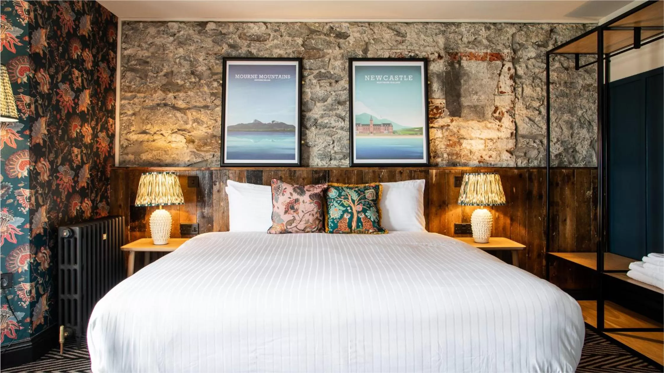 Photo of the whole room, Bed in Avoca Hotel