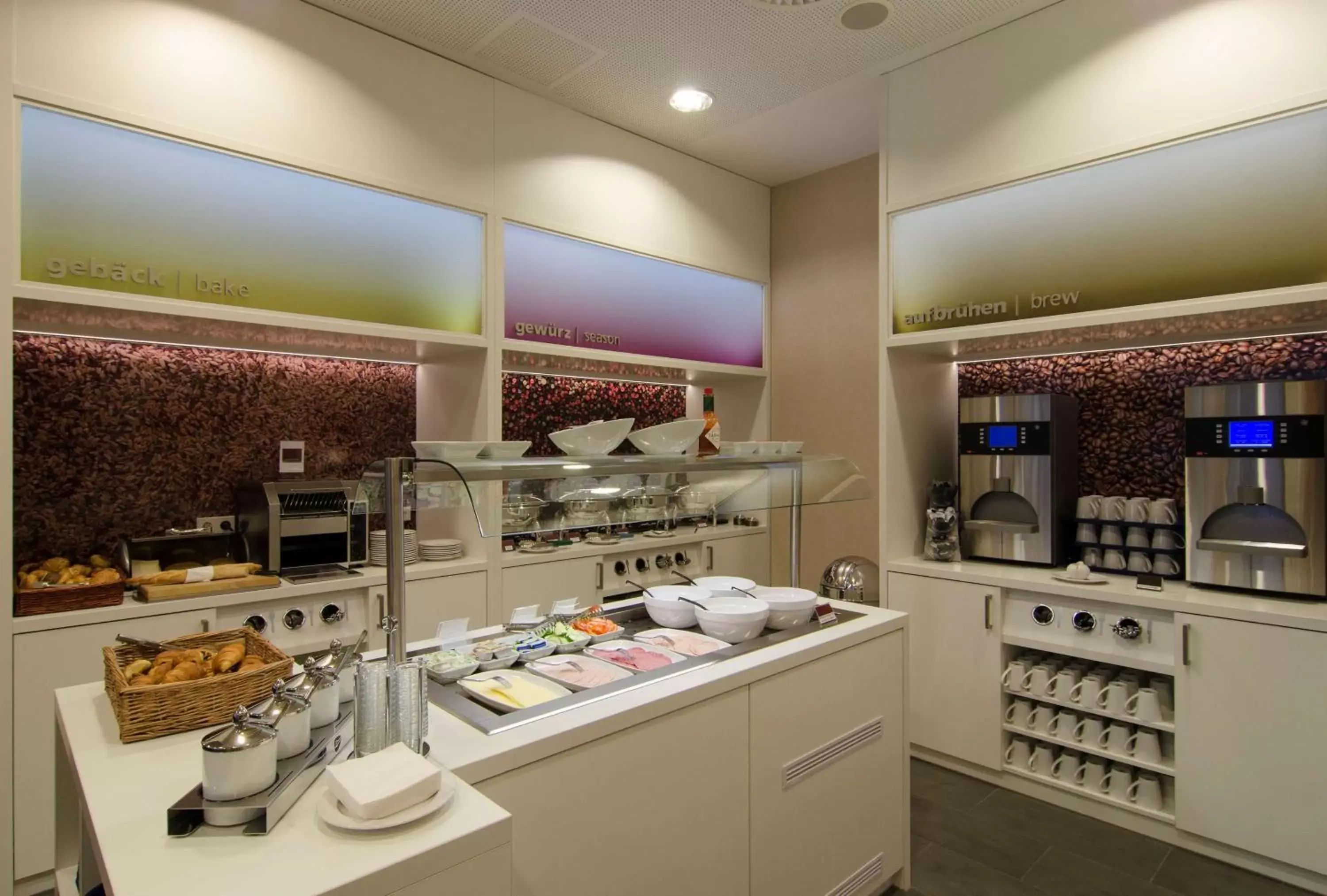 Breakfast, Kitchen/Kitchenette in Hampton by Hilton Nürnberg City Center