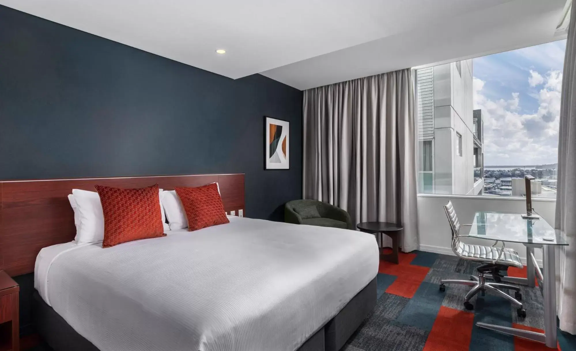 Bedroom, Bed in Rydges Auckland