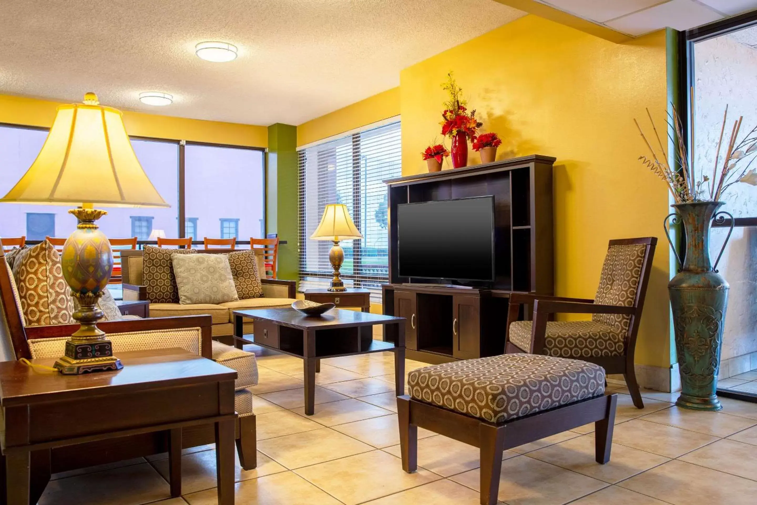 Lobby or reception, Lounge/Bar in Quality Inn at Arlington Highlands