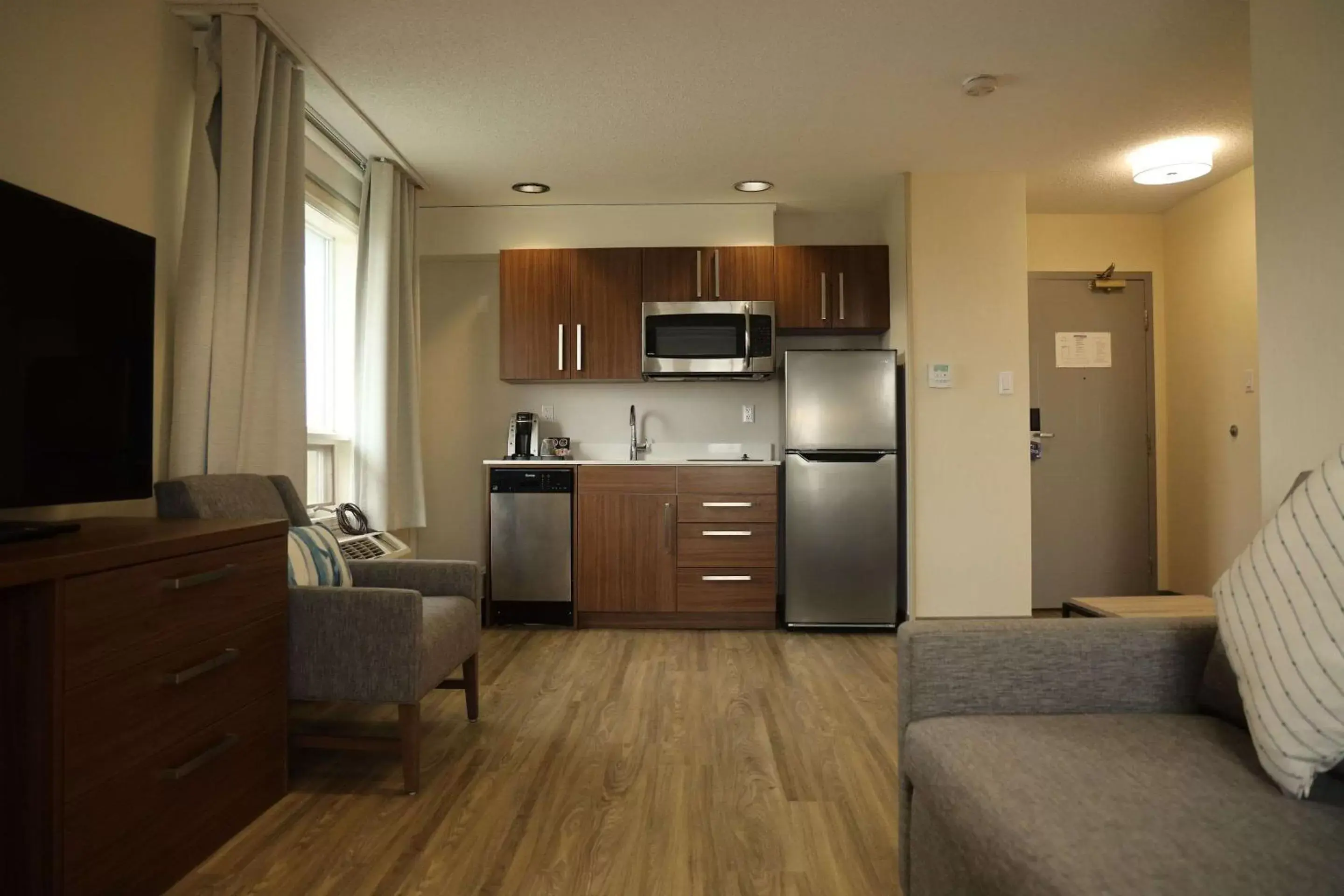 Bedroom, Kitchen/Kitchenette in Comfort Inn and Suites Ingersoll