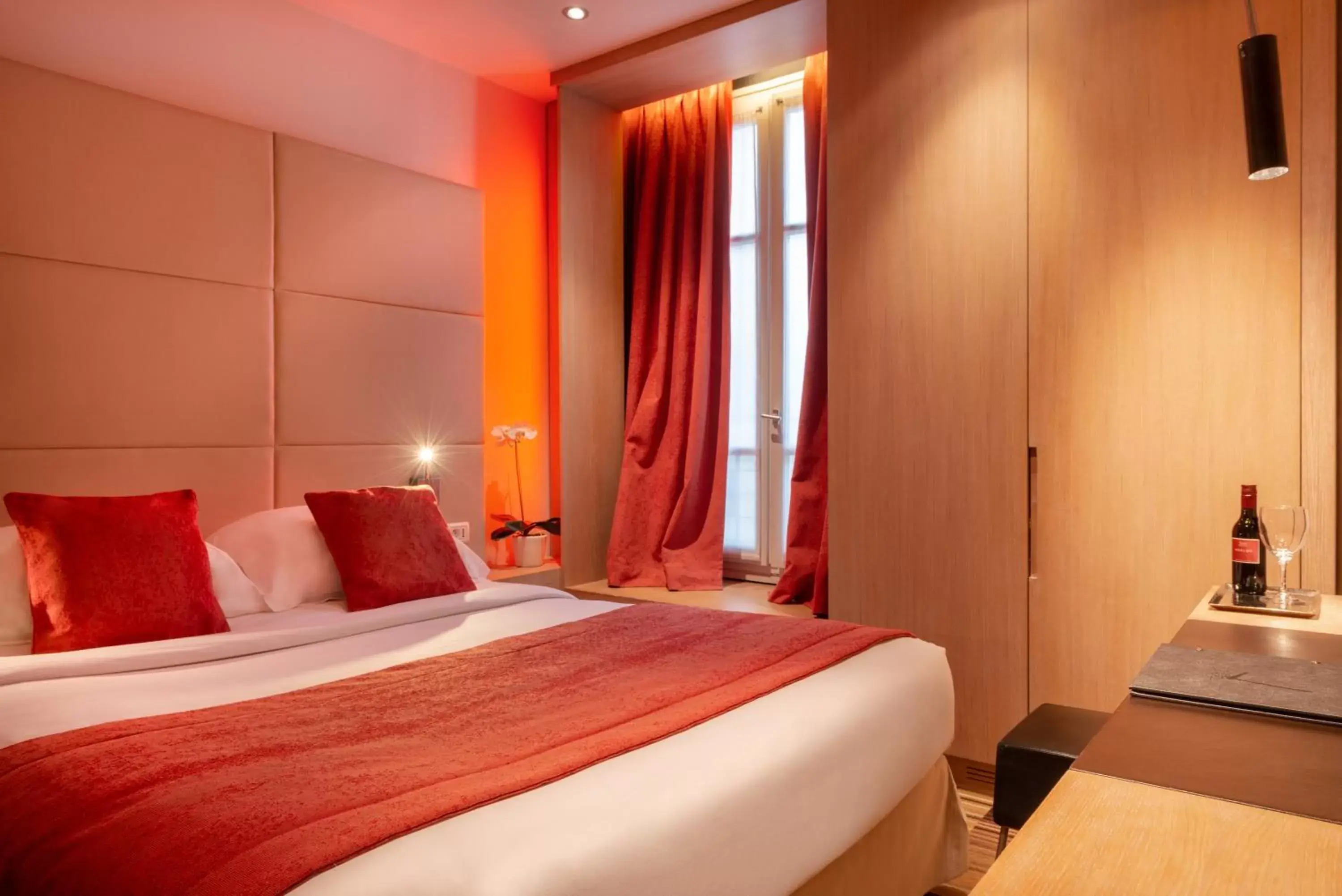 Photo of the whole room, Bed in Golden Tulip Opera de Noailles