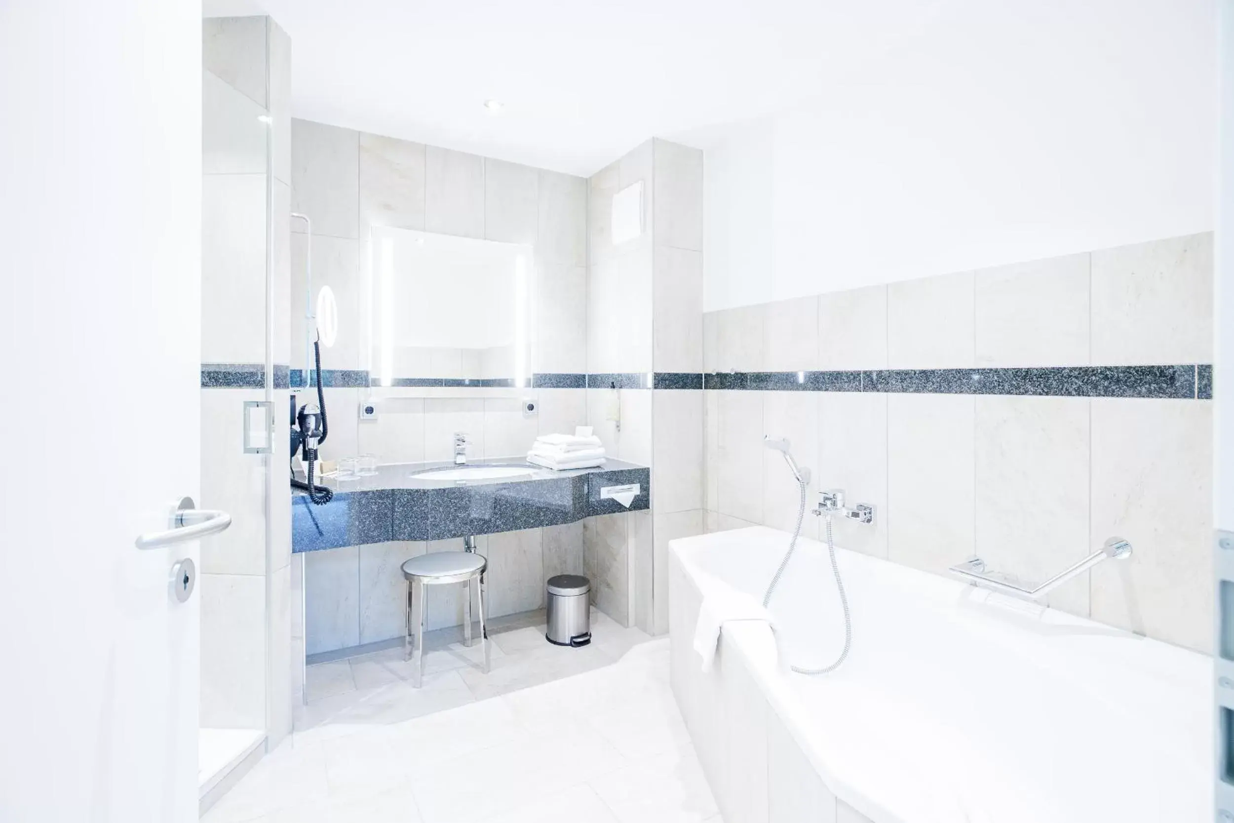 Doppelzimmer Seeseite mit Badewanne in Kurhaus am Inselsee Doppelzimmer Seeseite mit Badewanne in Kurhaus am Inselsee