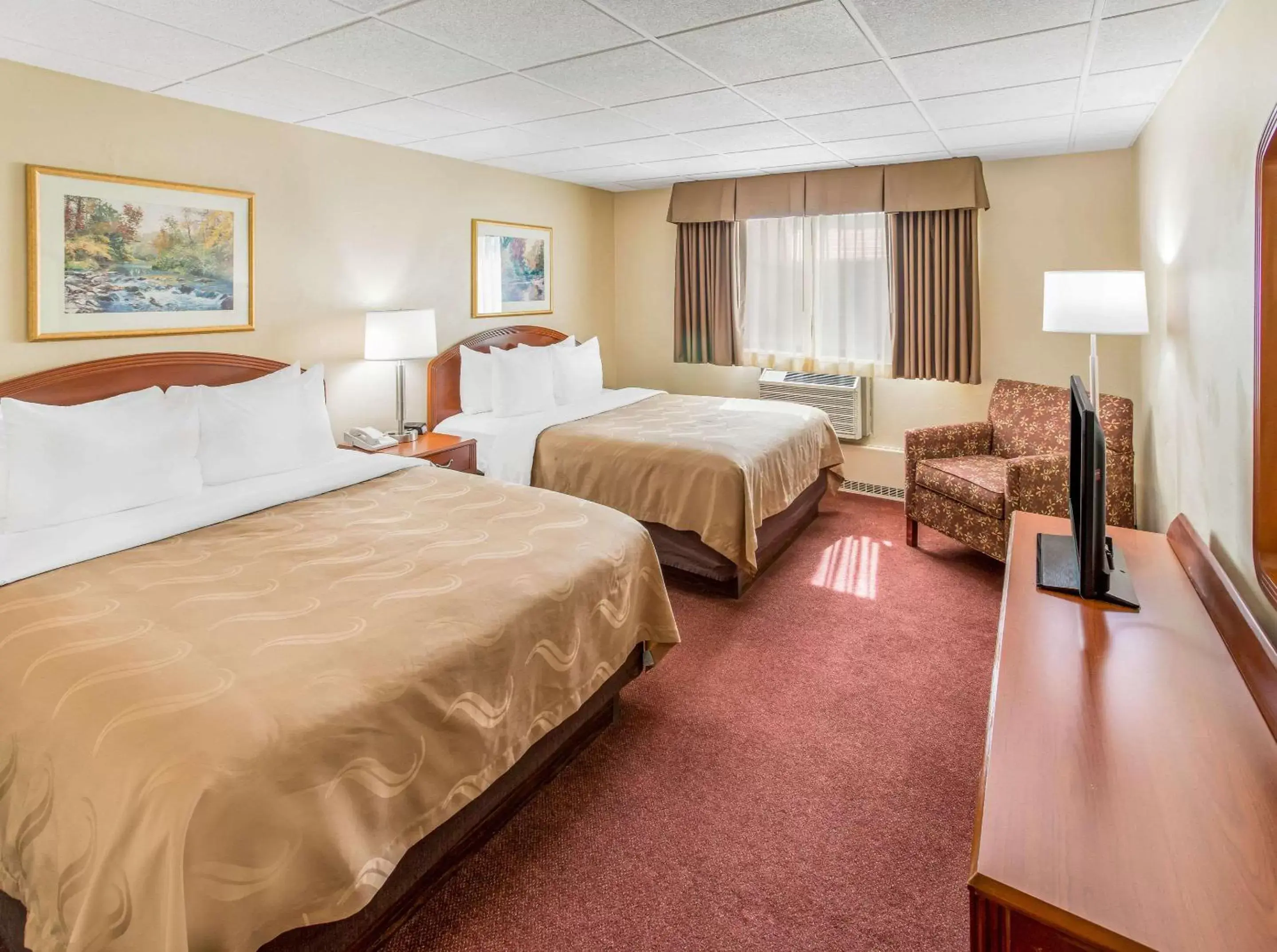 Photo of the whole room, Bed in Quality Inn & Suites Downtown