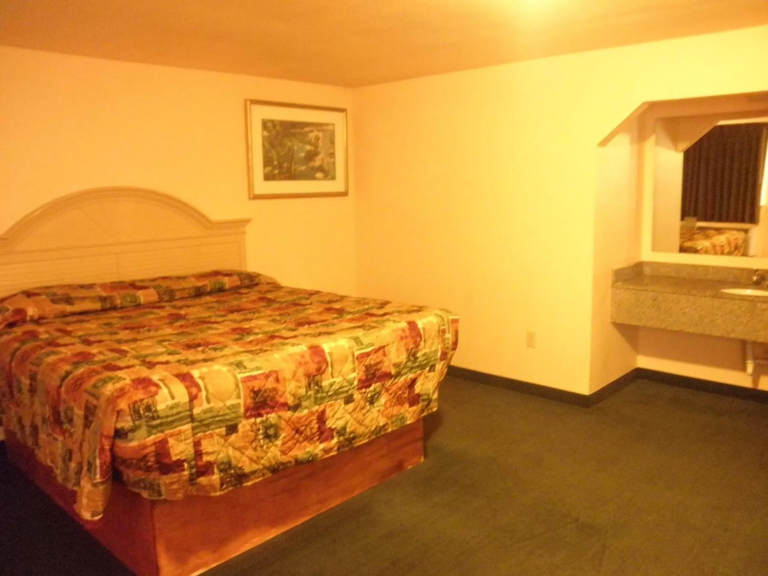 Photo of the whole room, Bed in Rodeway Inn & Suites East