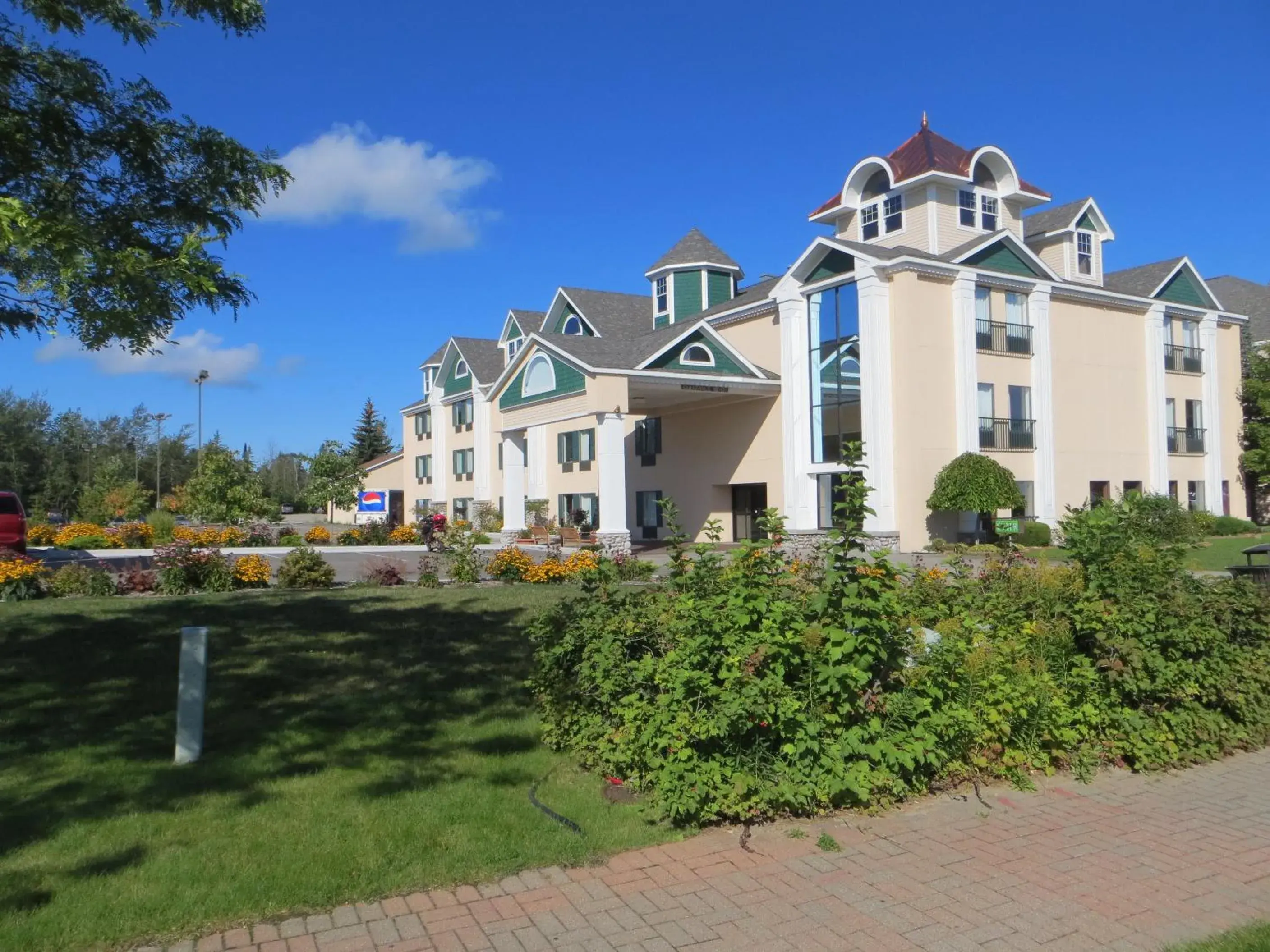 Facade/entrance, Property Building in Bayside Hotel Of Mackinac