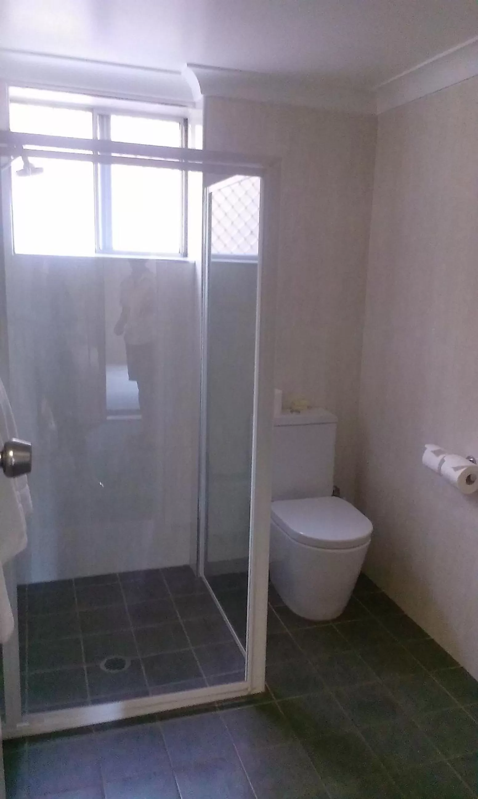 Bathroom in Mid City Motor Inn Singleton