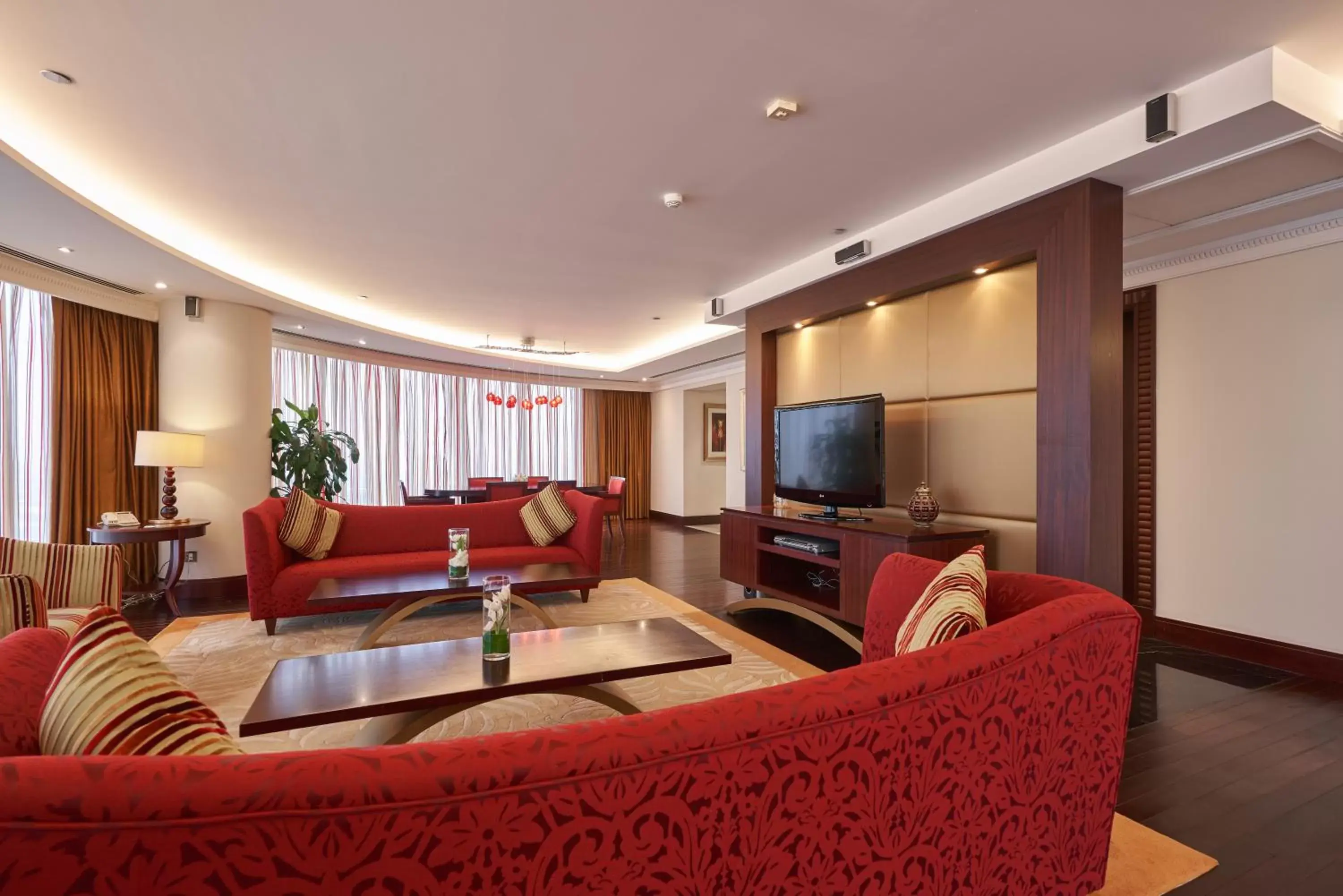 Living room, Seating Area in The Diplomat Radisson Blu Hotel Residence & Spa