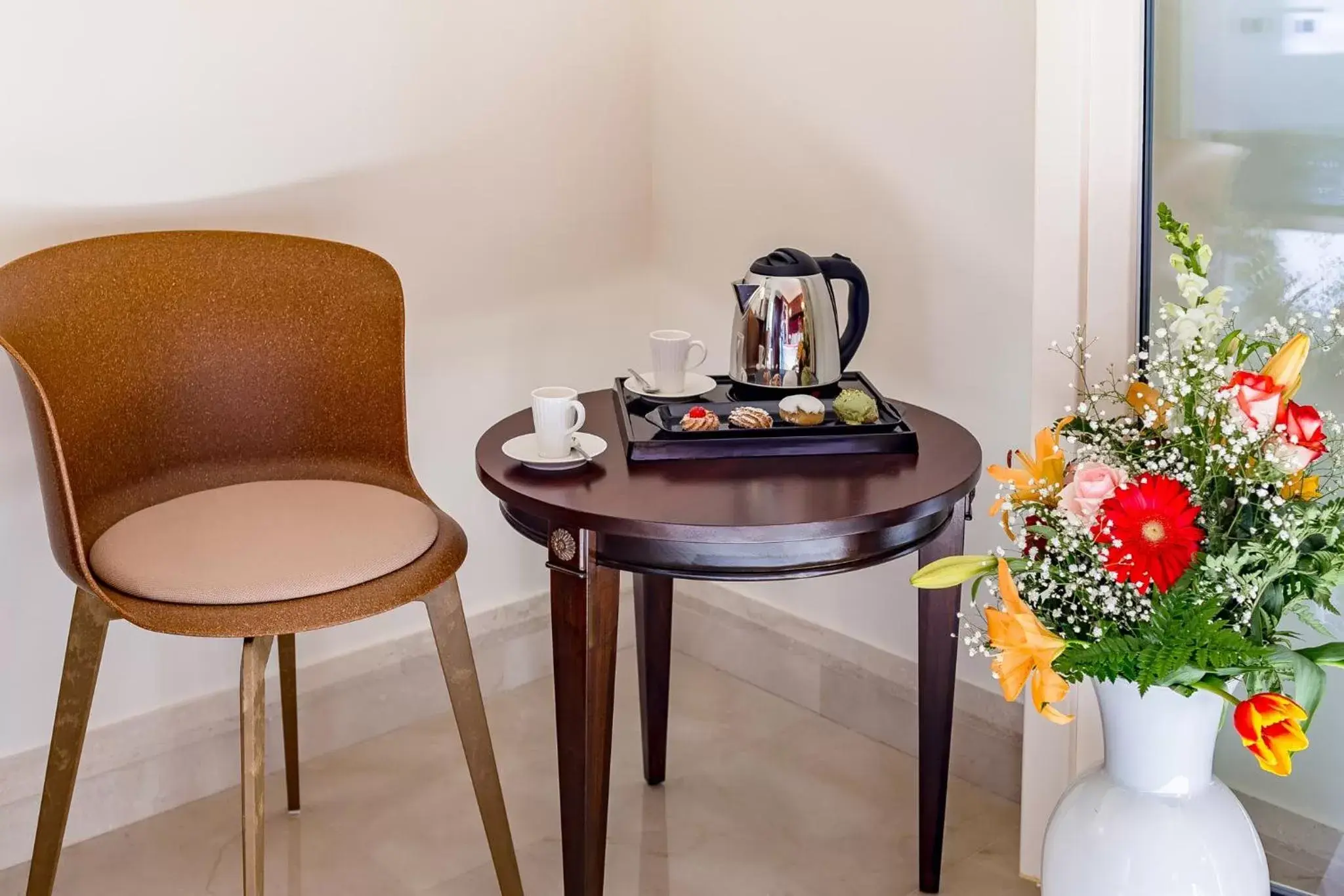 Coffee/tea facilities in La Paloma Blanca Hotel