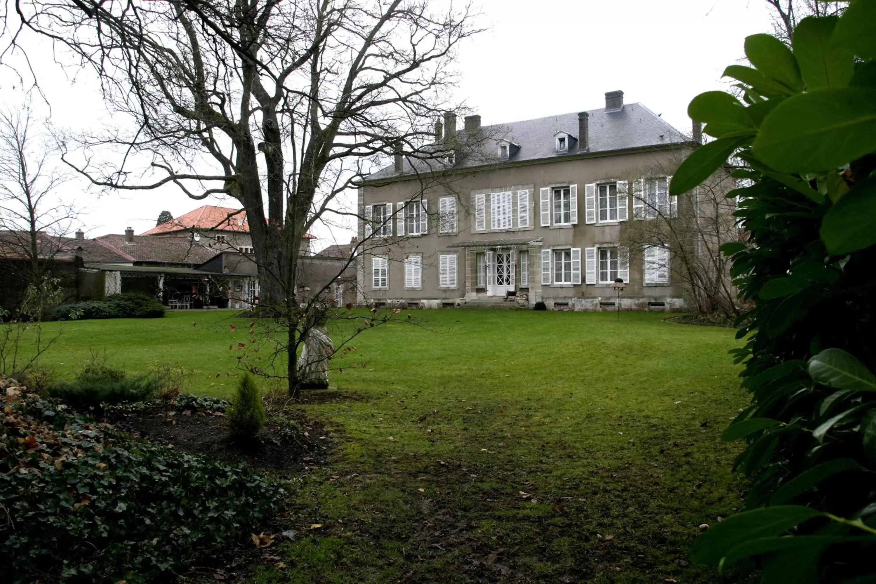 Property Building in Château Mesny